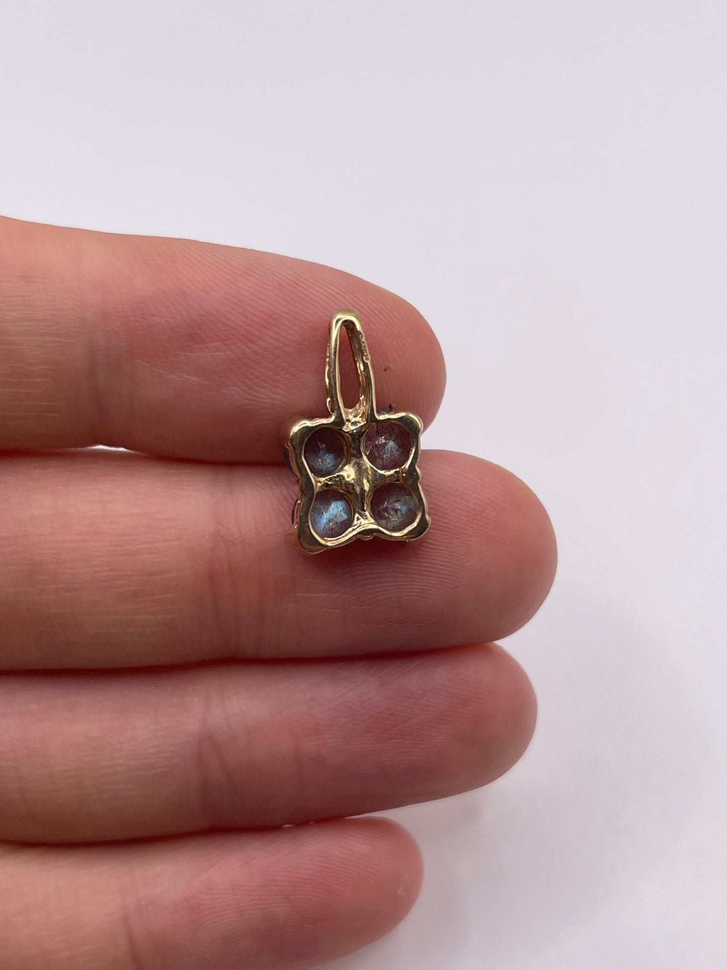 9ct gold labradorite pendant