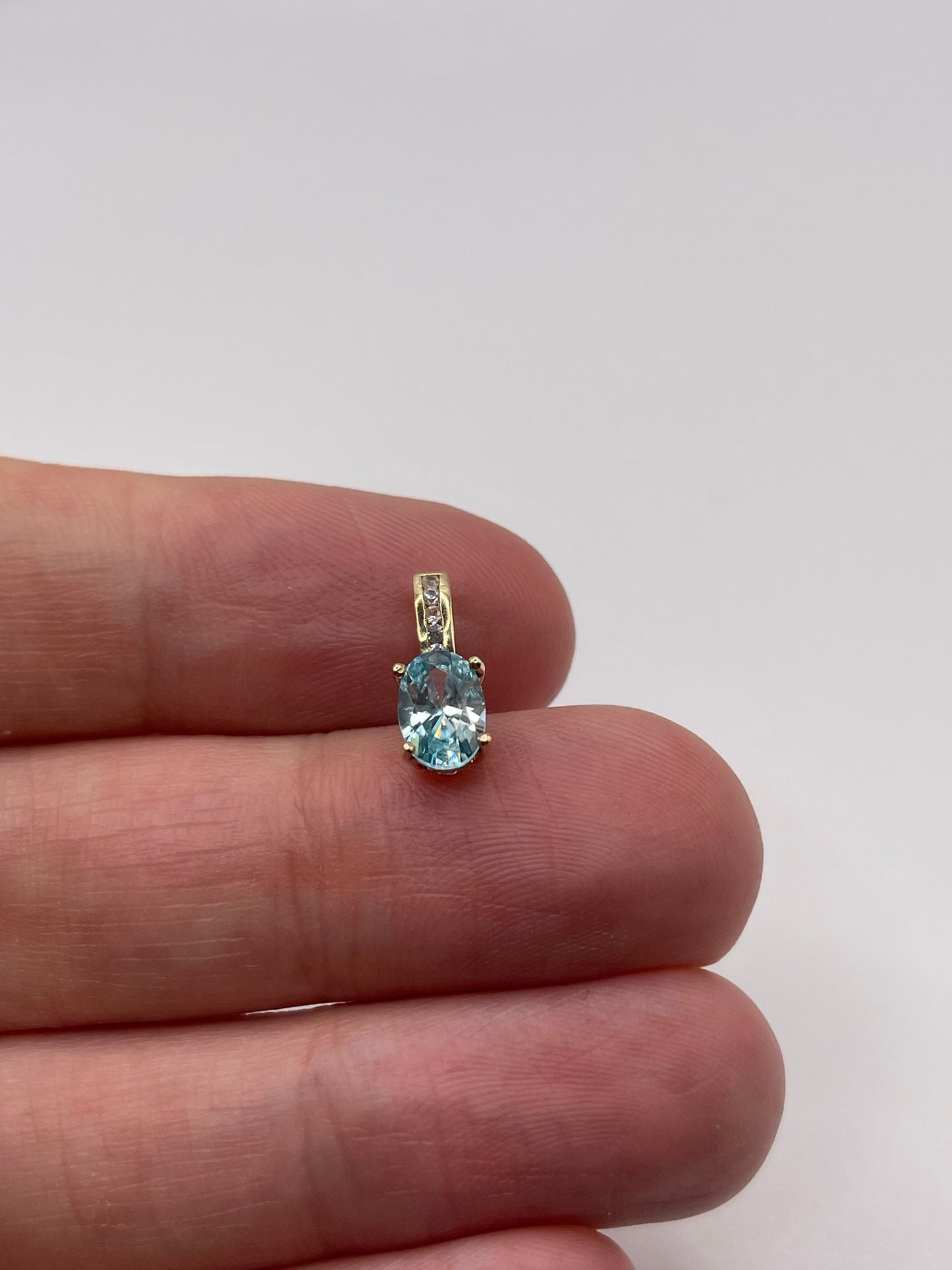 9ct gold zircon pendant