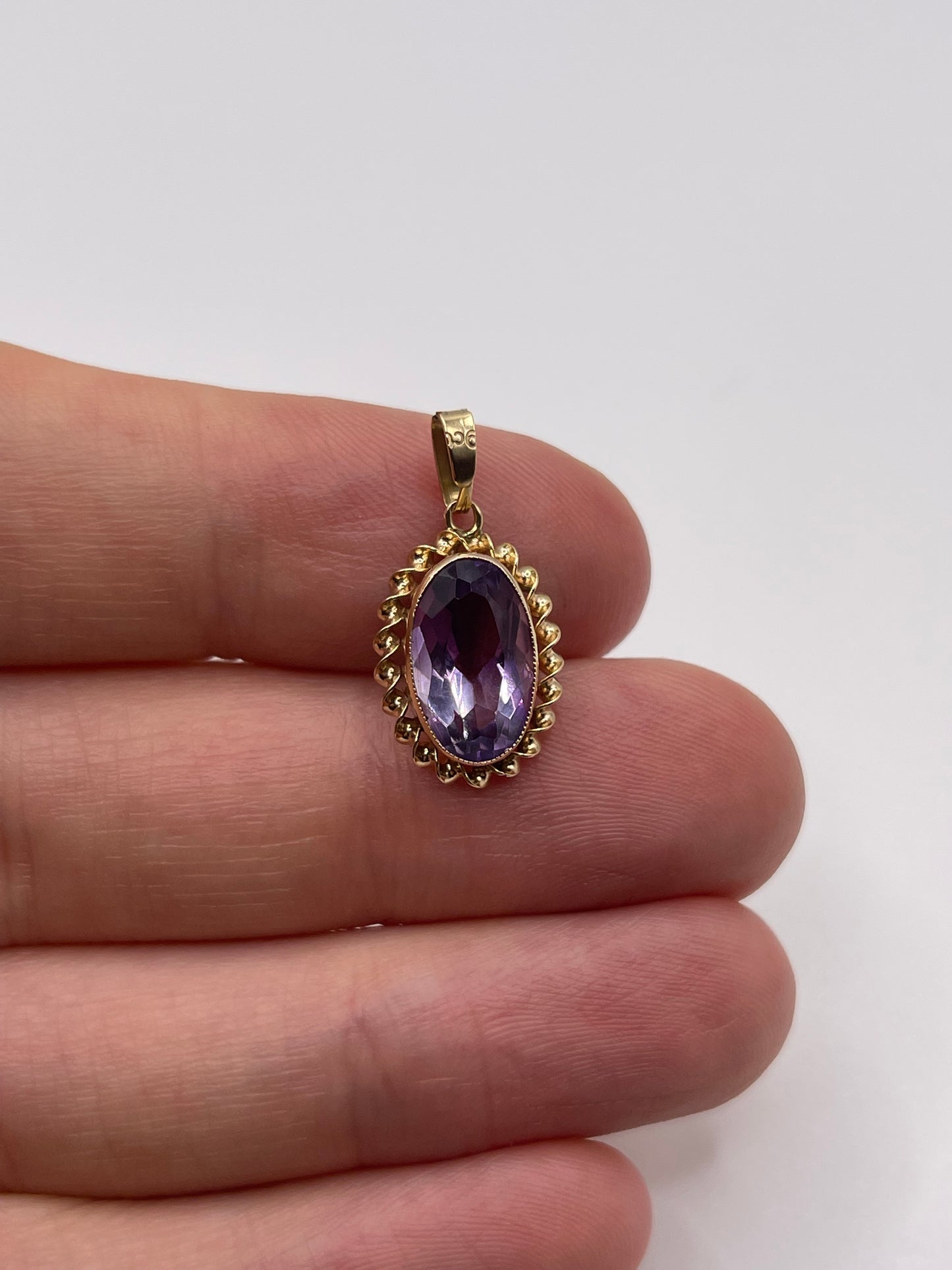 9ct gold amethyst pendant