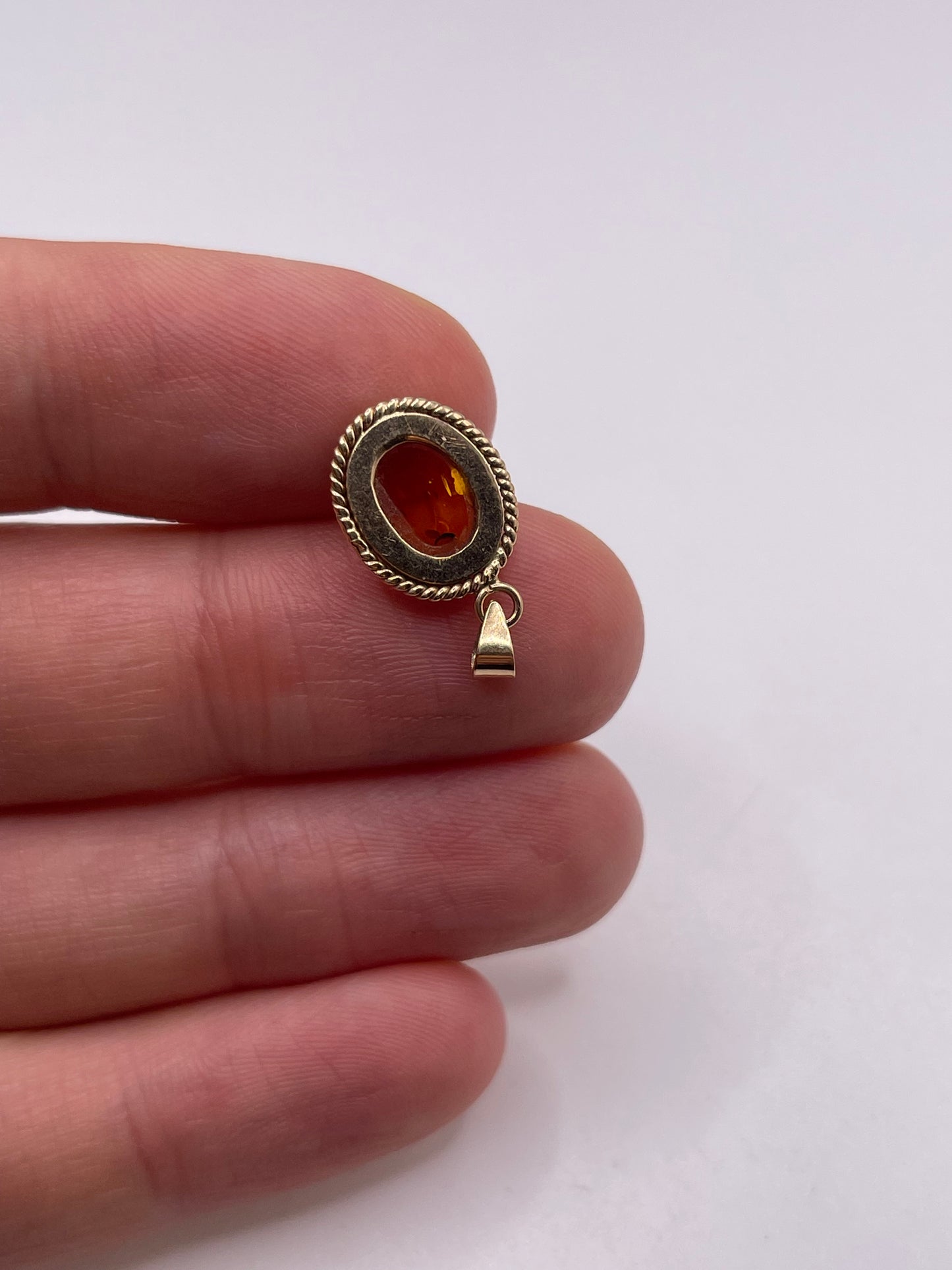 9ct gold amber pendant