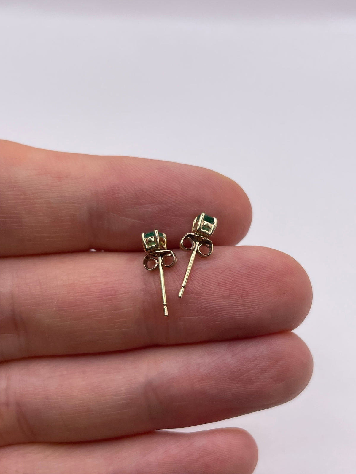 9ct gold emerald earrings