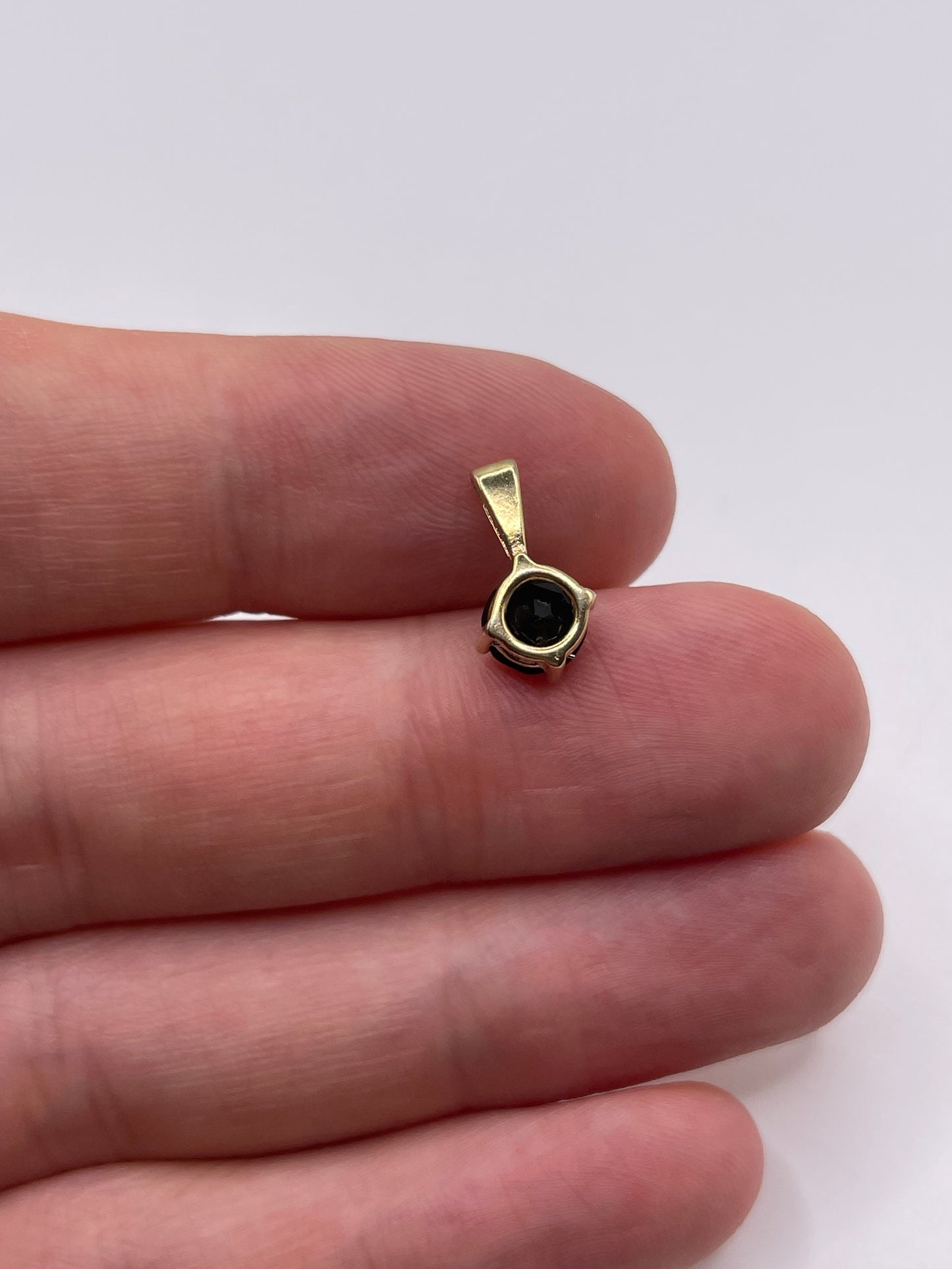 9ct gold sapphire pendant