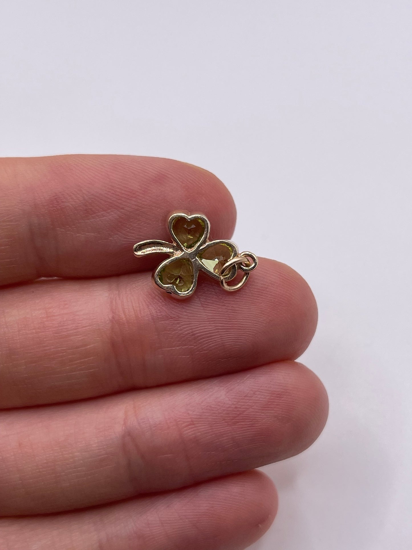 9ct gold peridot clover pendant