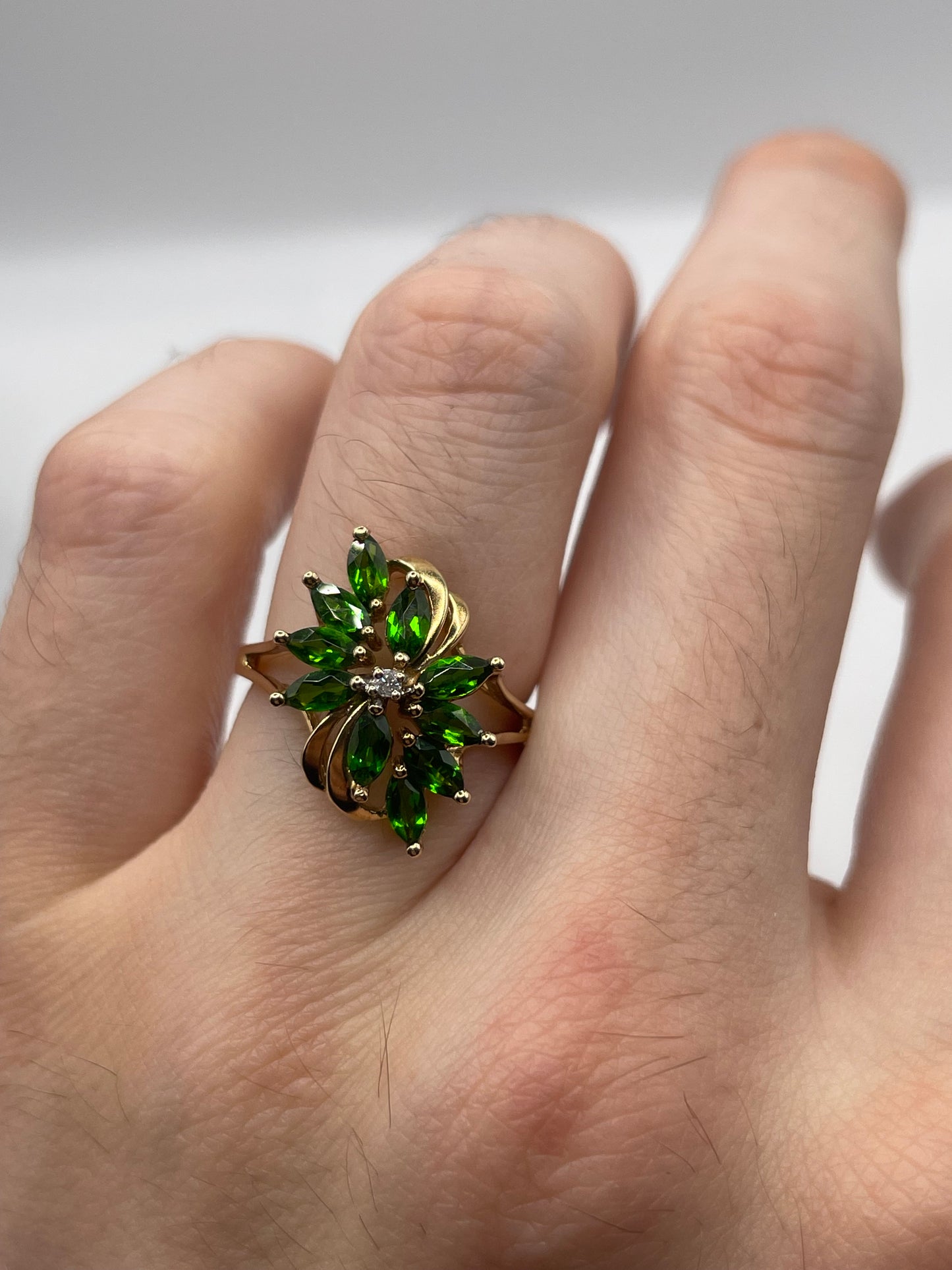 9ct gold diopside and diamond ring