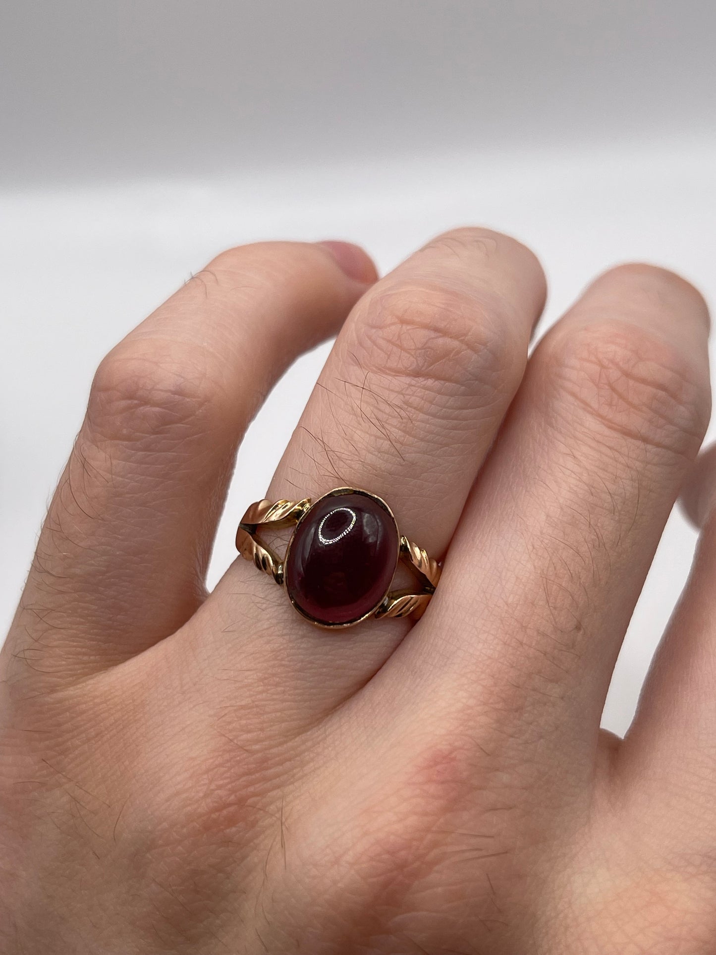 Antique 9ct rose gold cabochon garnet ring