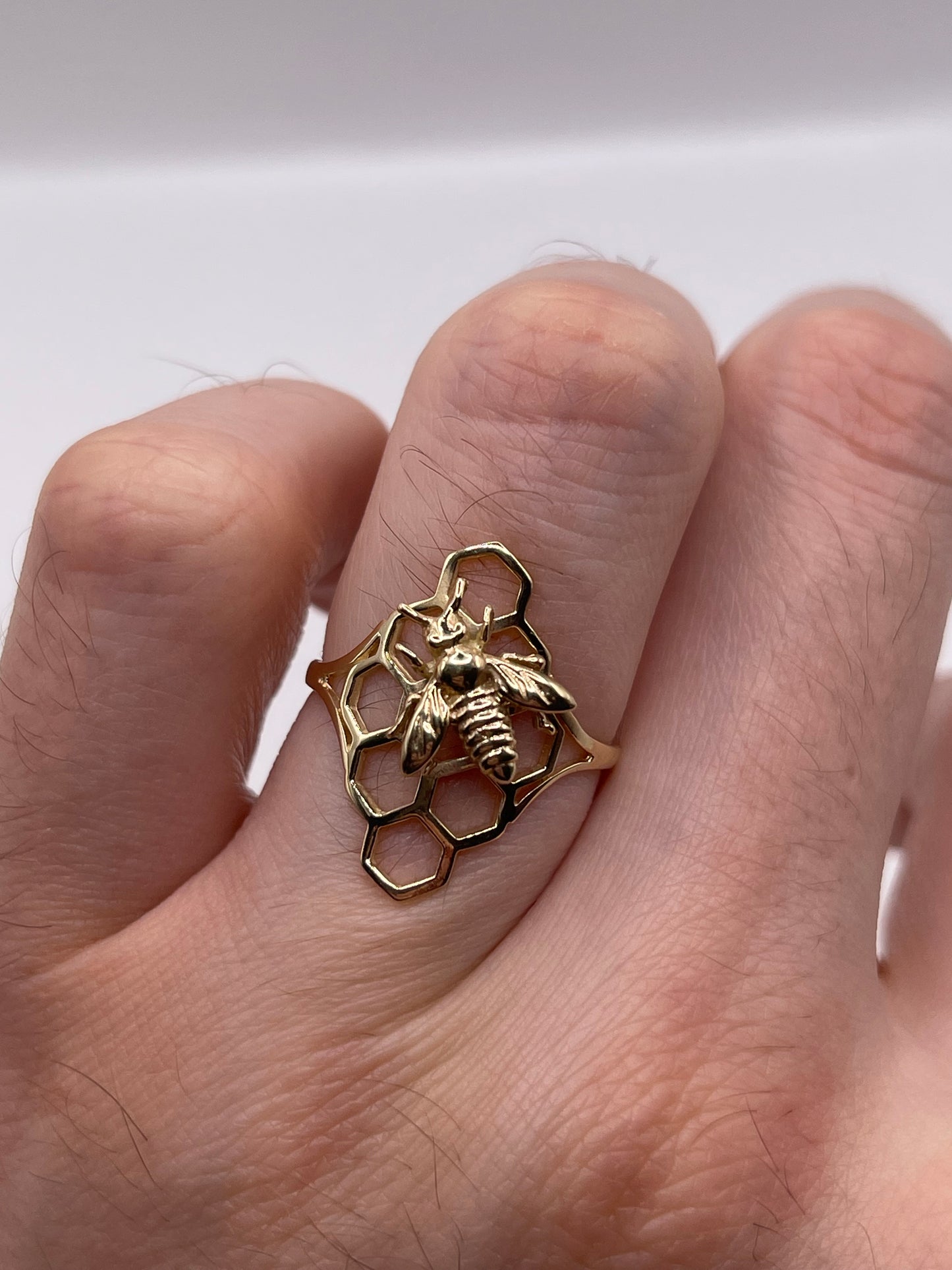 9ct gold bee ring