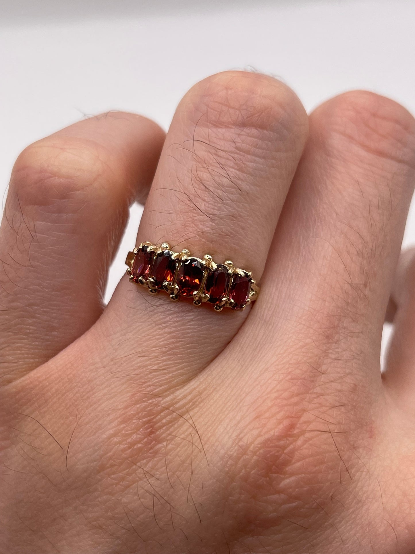 9ct gold garnet ring