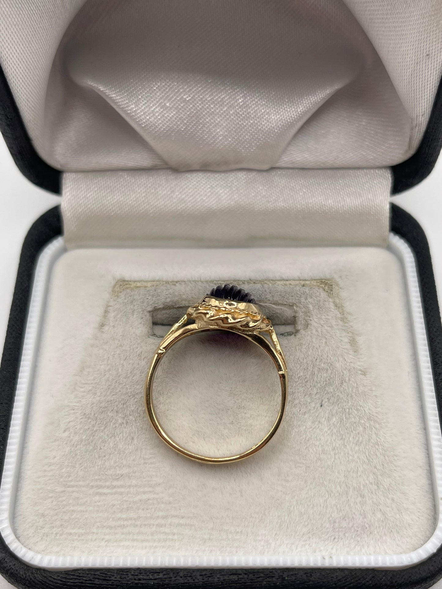 9ct gold carved amethyst ring