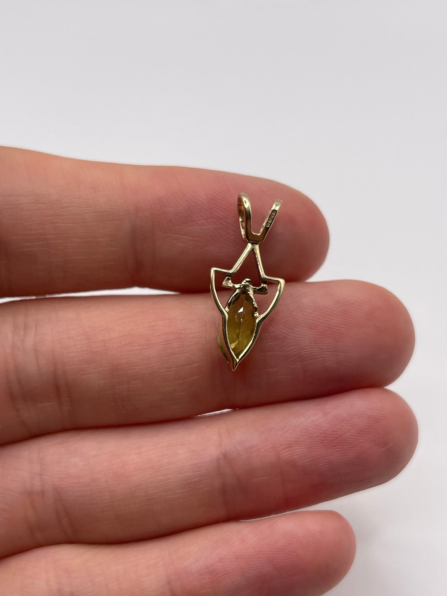 9ct gold peridot pendant