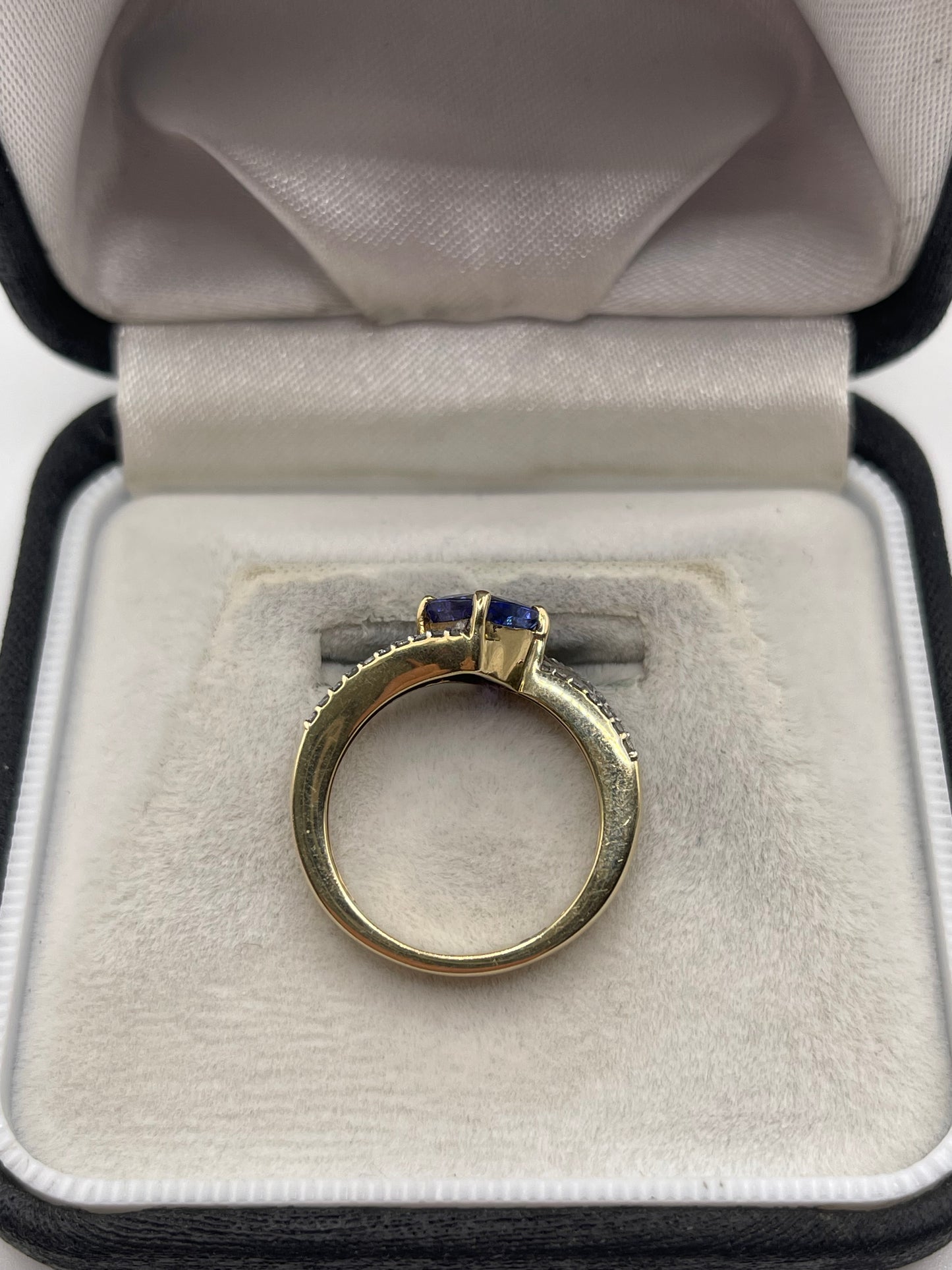 9ct gold tanzanite and diamond ring