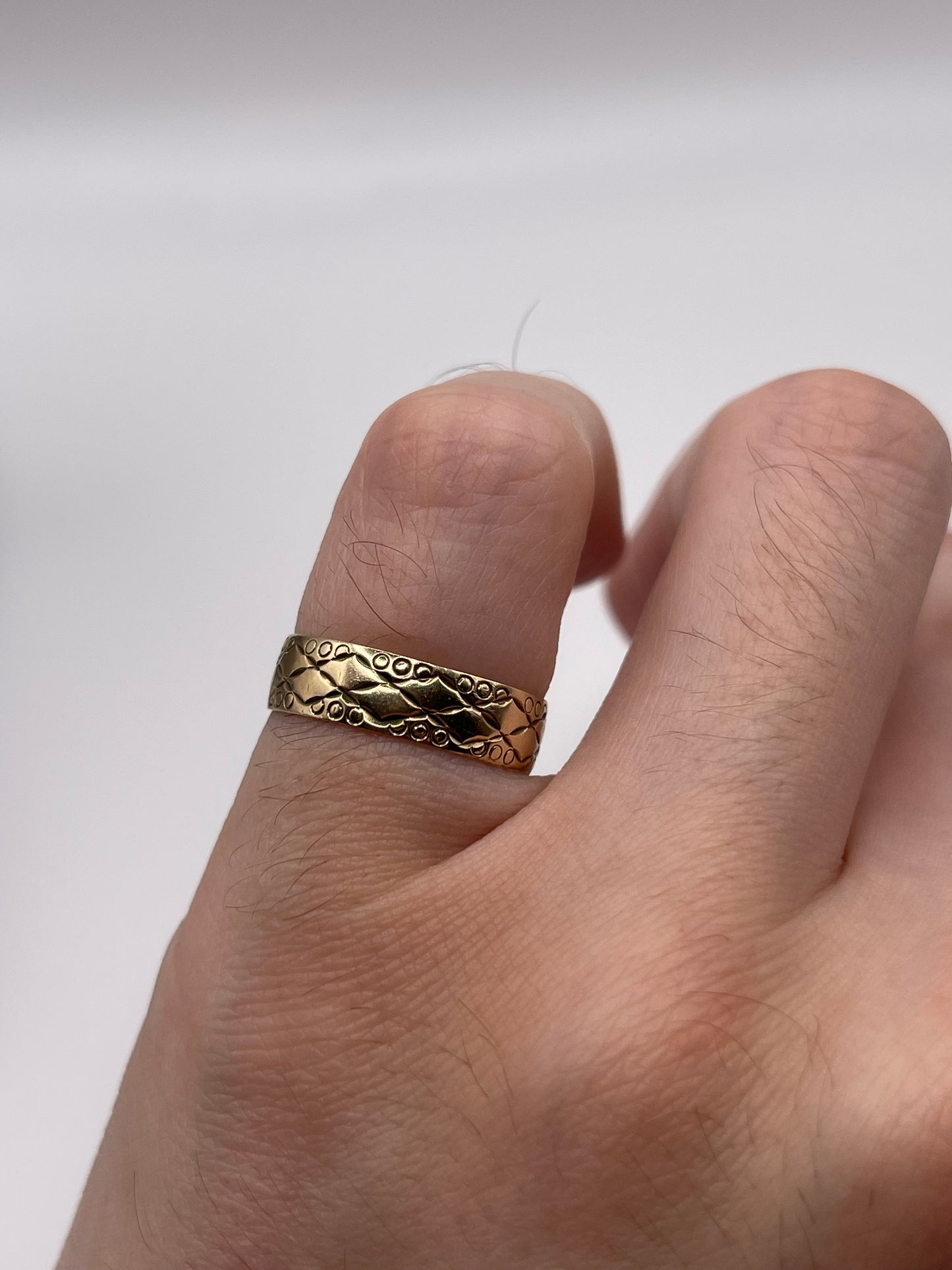 9ct gold patterned band
