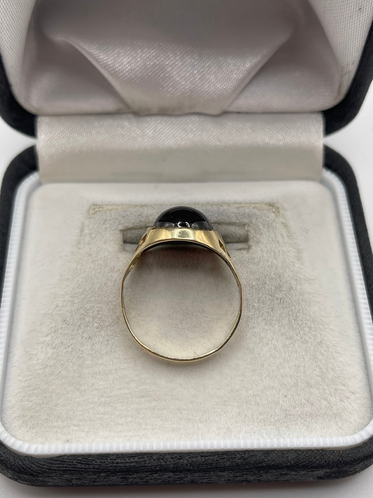 9ct gold cabochon garnet ring