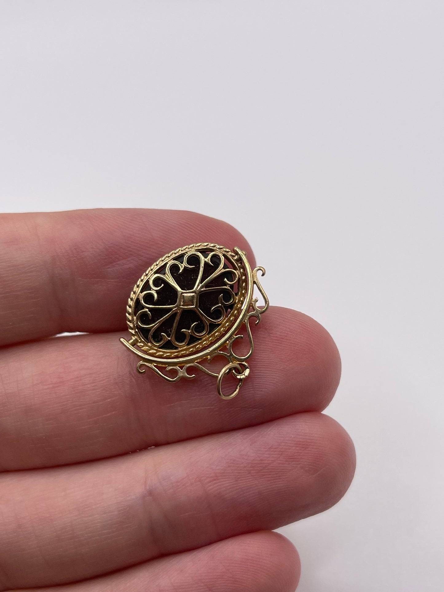 9ct gold cabochon garnet spinning fob pendant