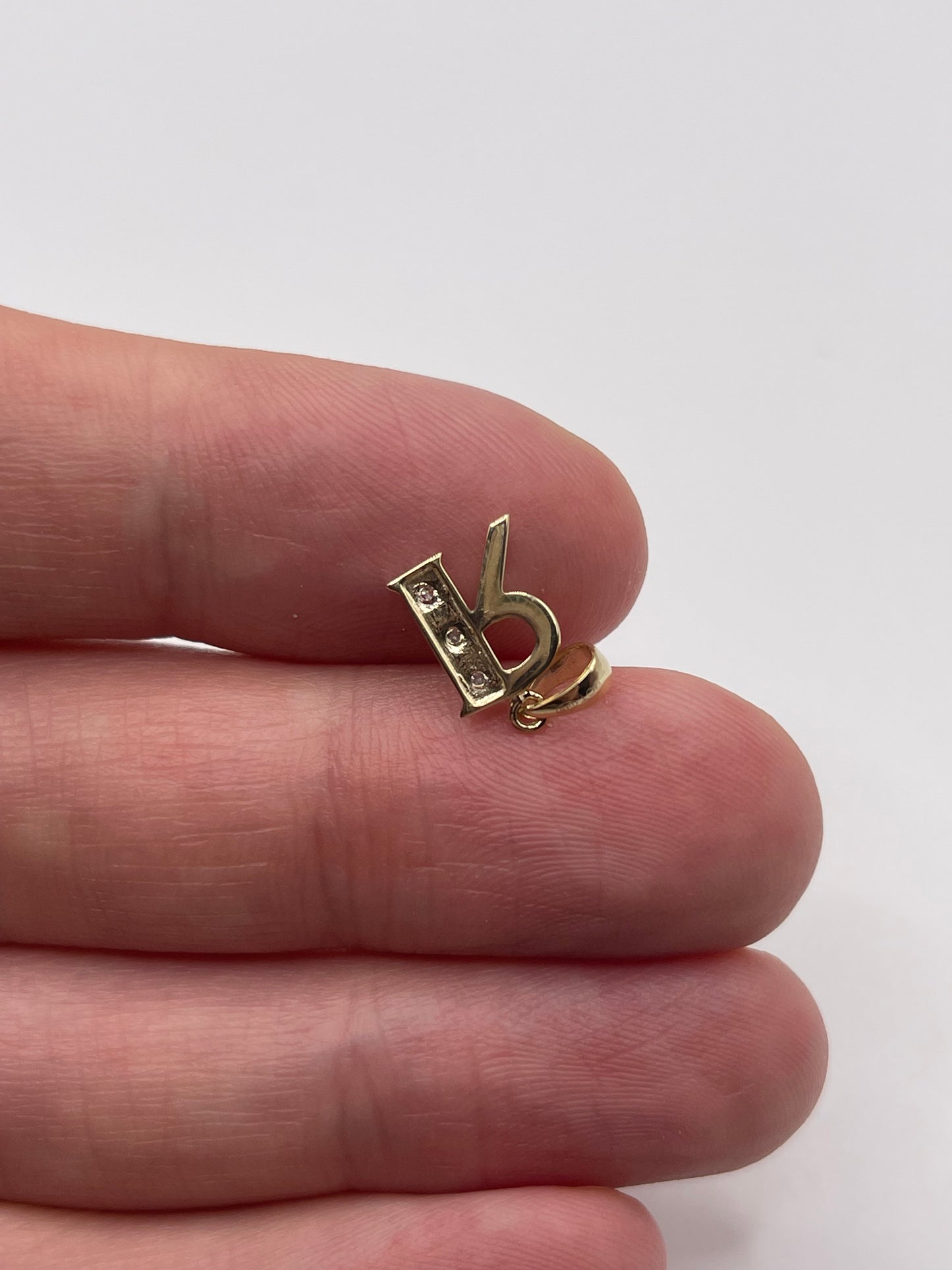 9ct gold diamond initial R pendant