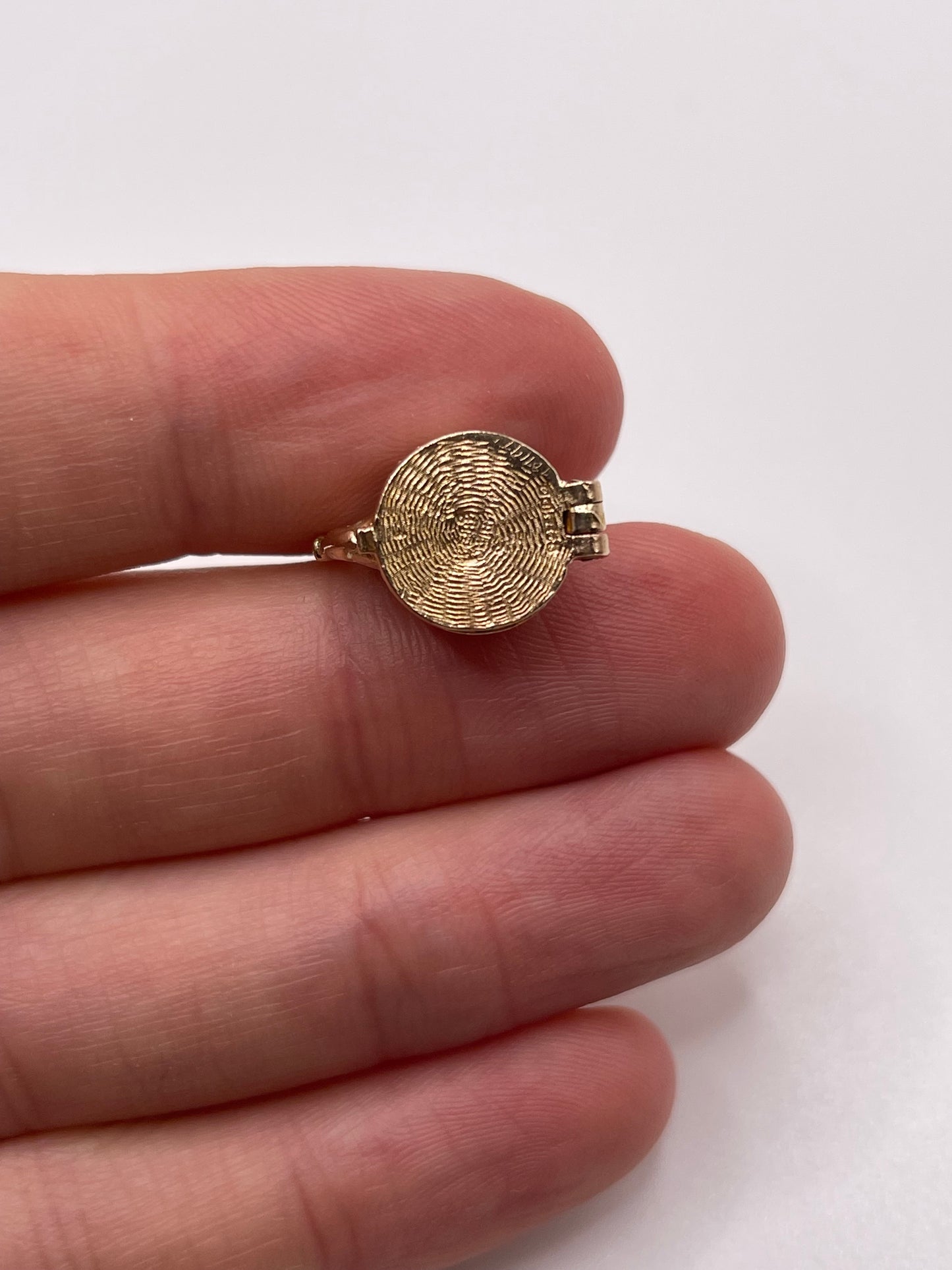 9ct gold kettle of fish charm