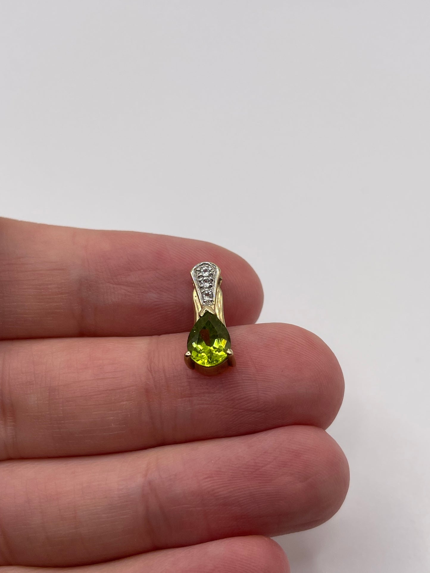 9ct gold peridot and zircon pendant
