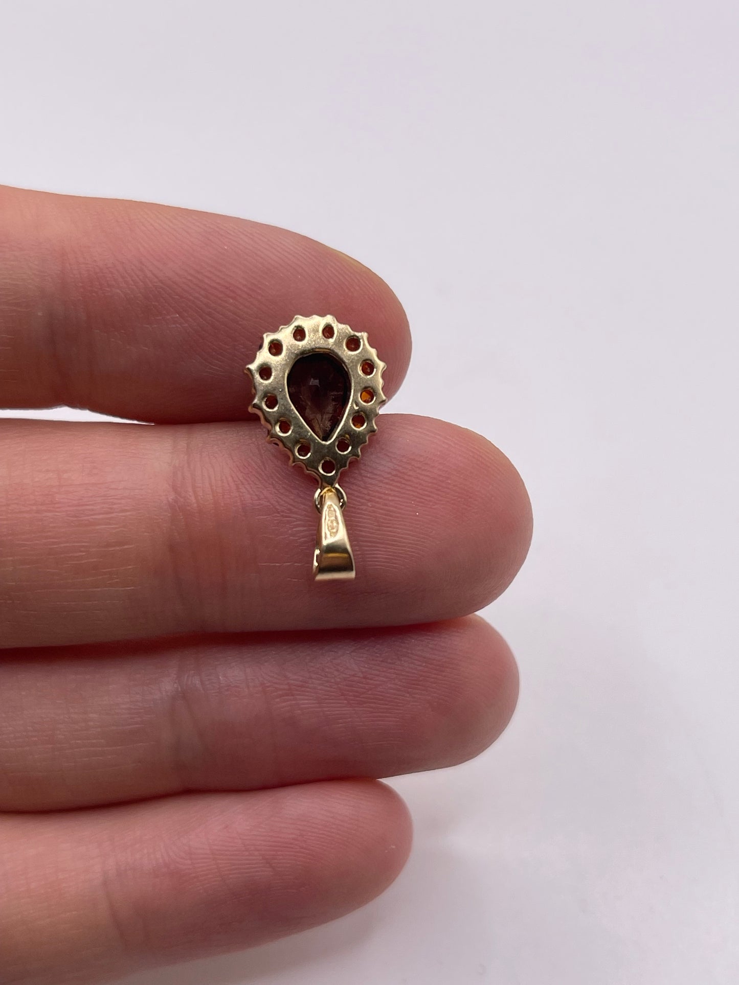 9ct gold garnet cluster pendant