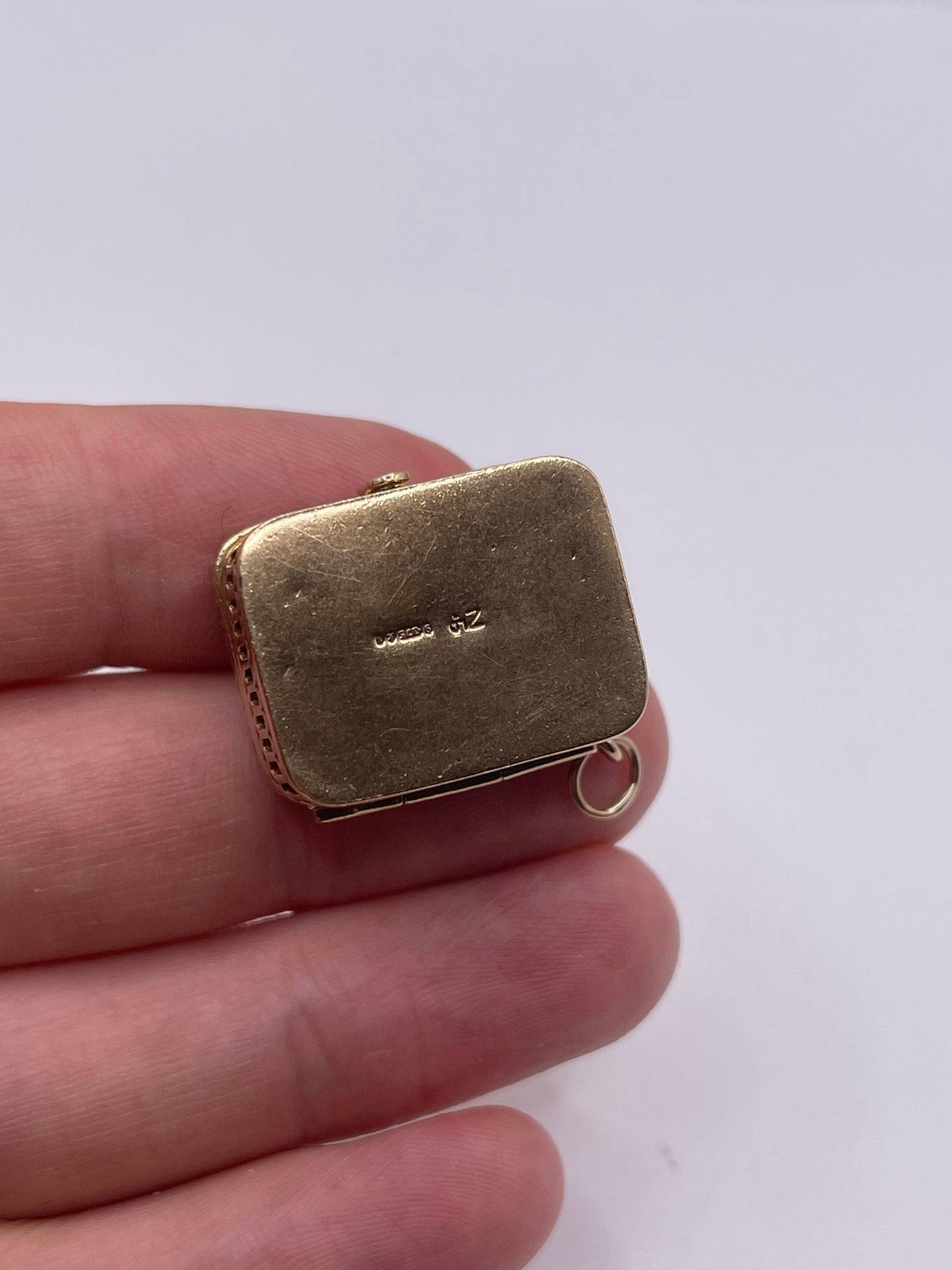 9ct gold mother of pearl box pendant
