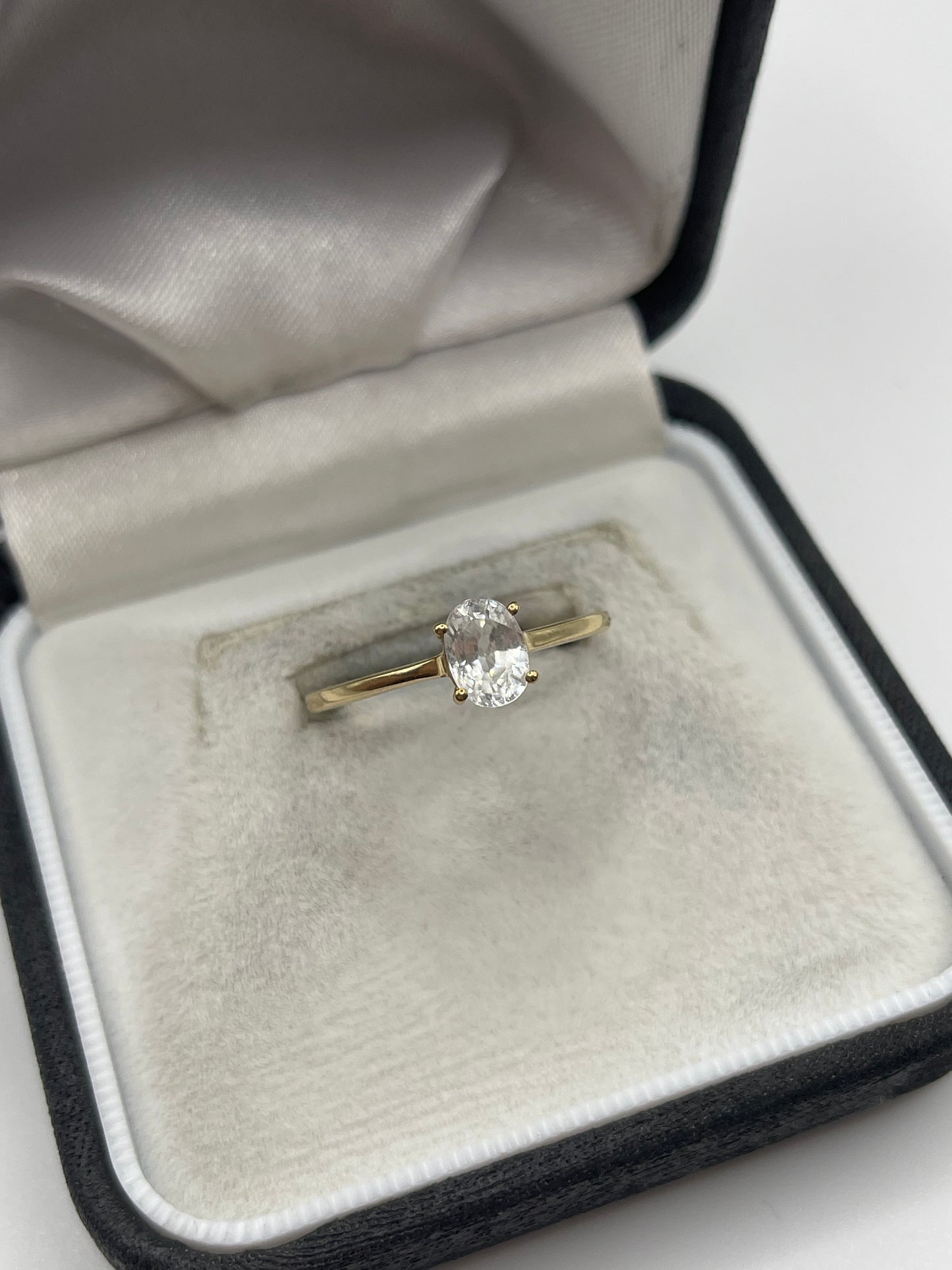9ct gold white zircon ring