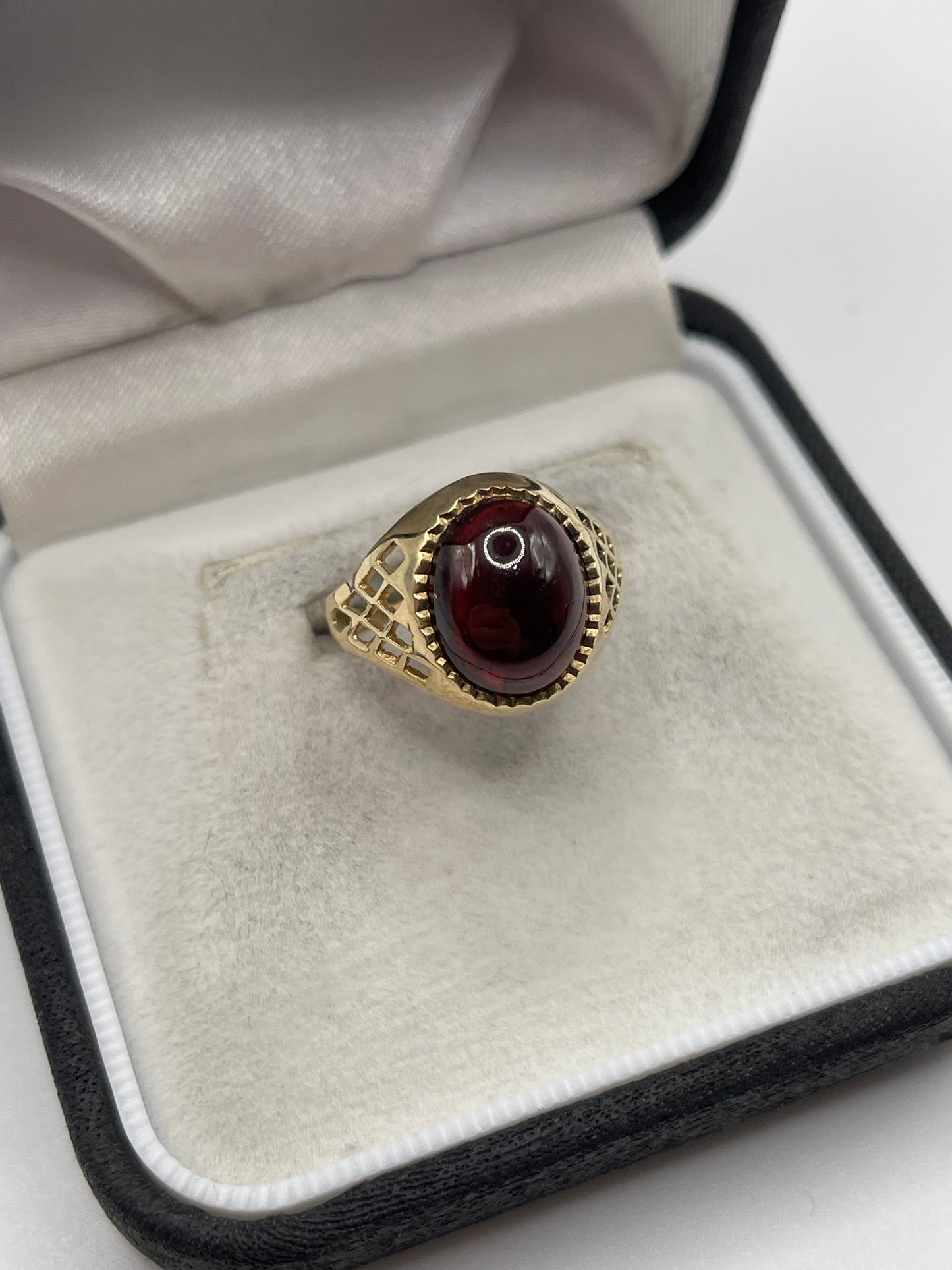 9ct gold cabochon garnet ring