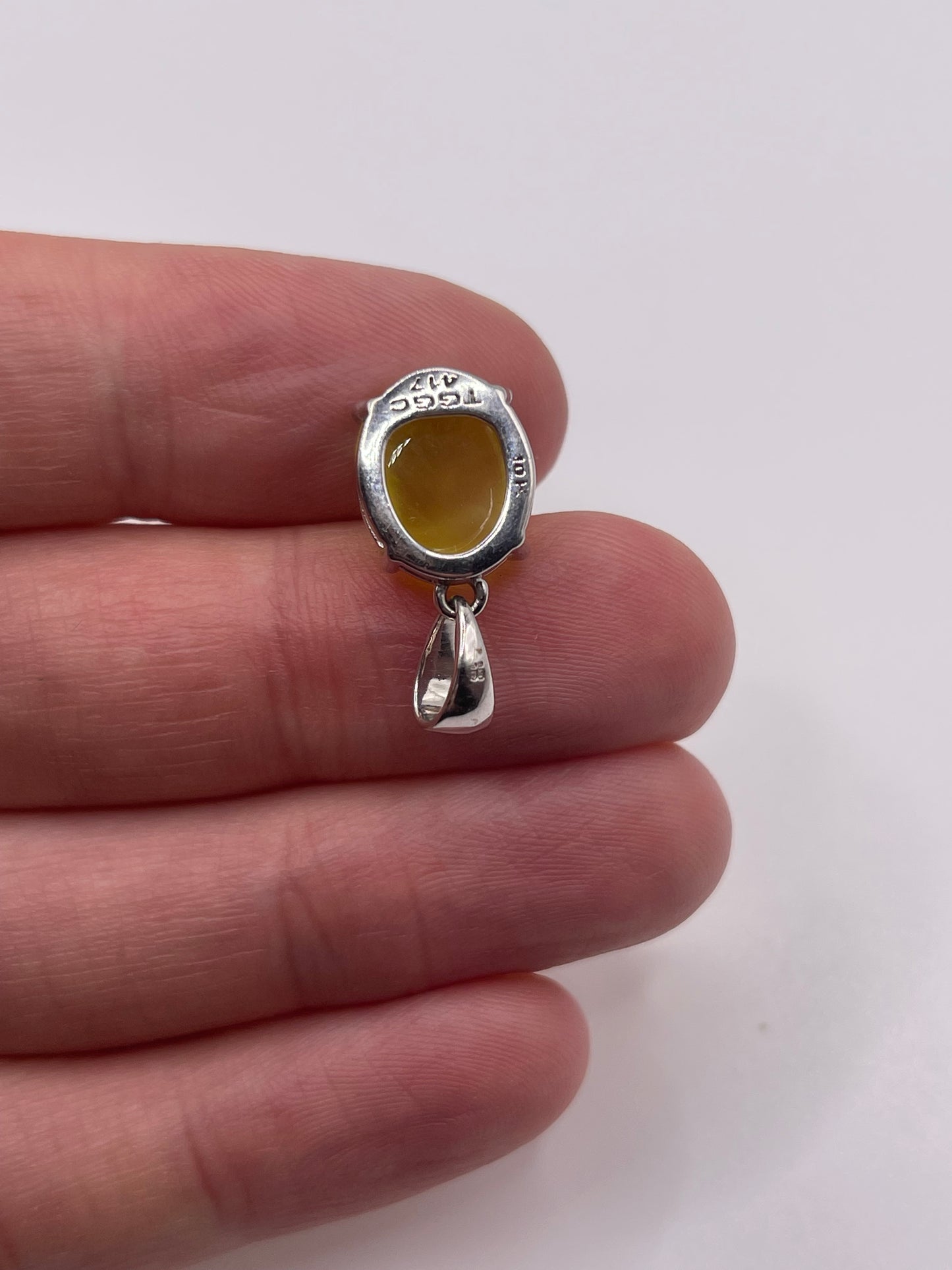 9ct white gold cabochon quartz pendant