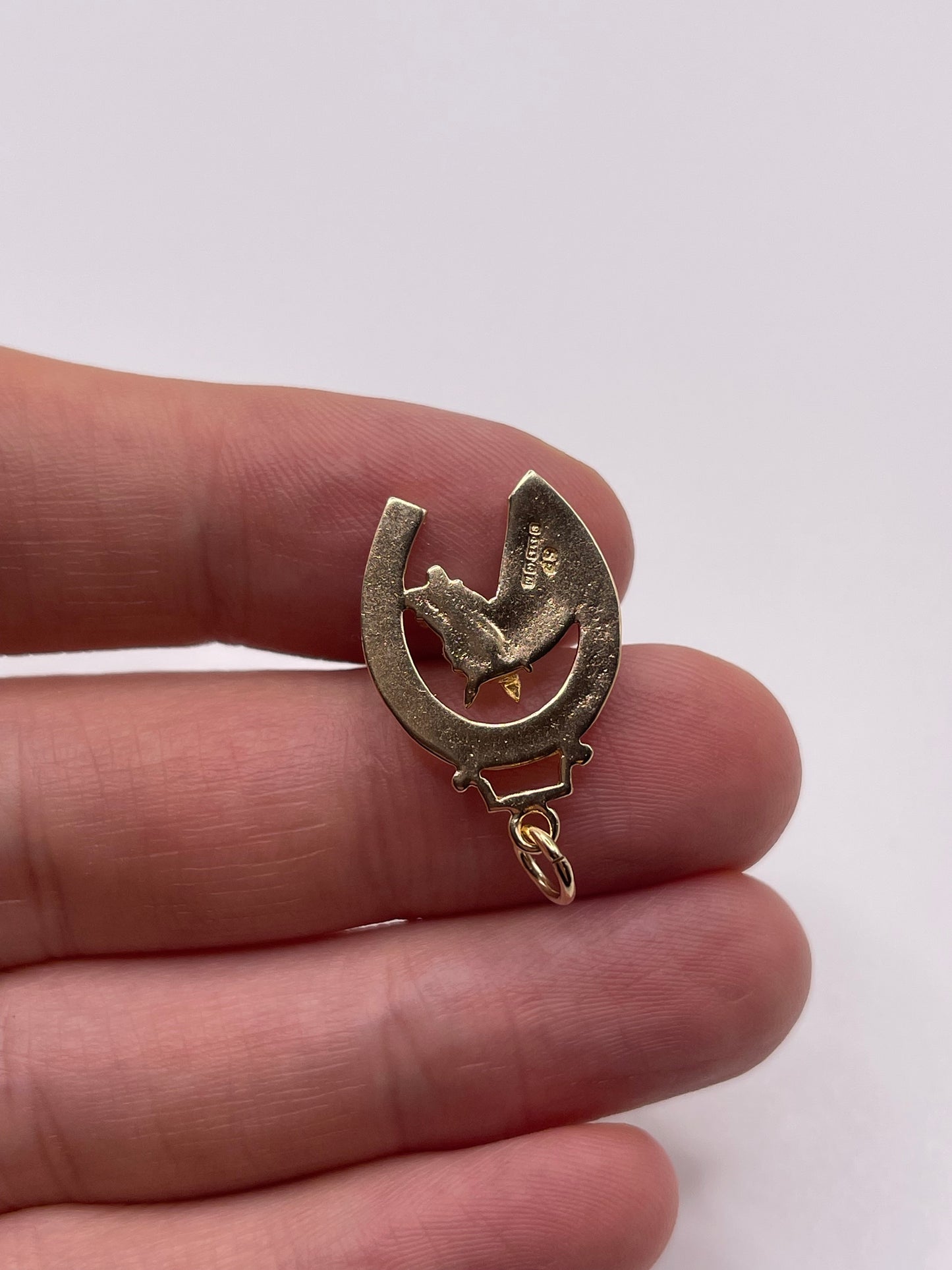 9ct gold horseshoe pendant
