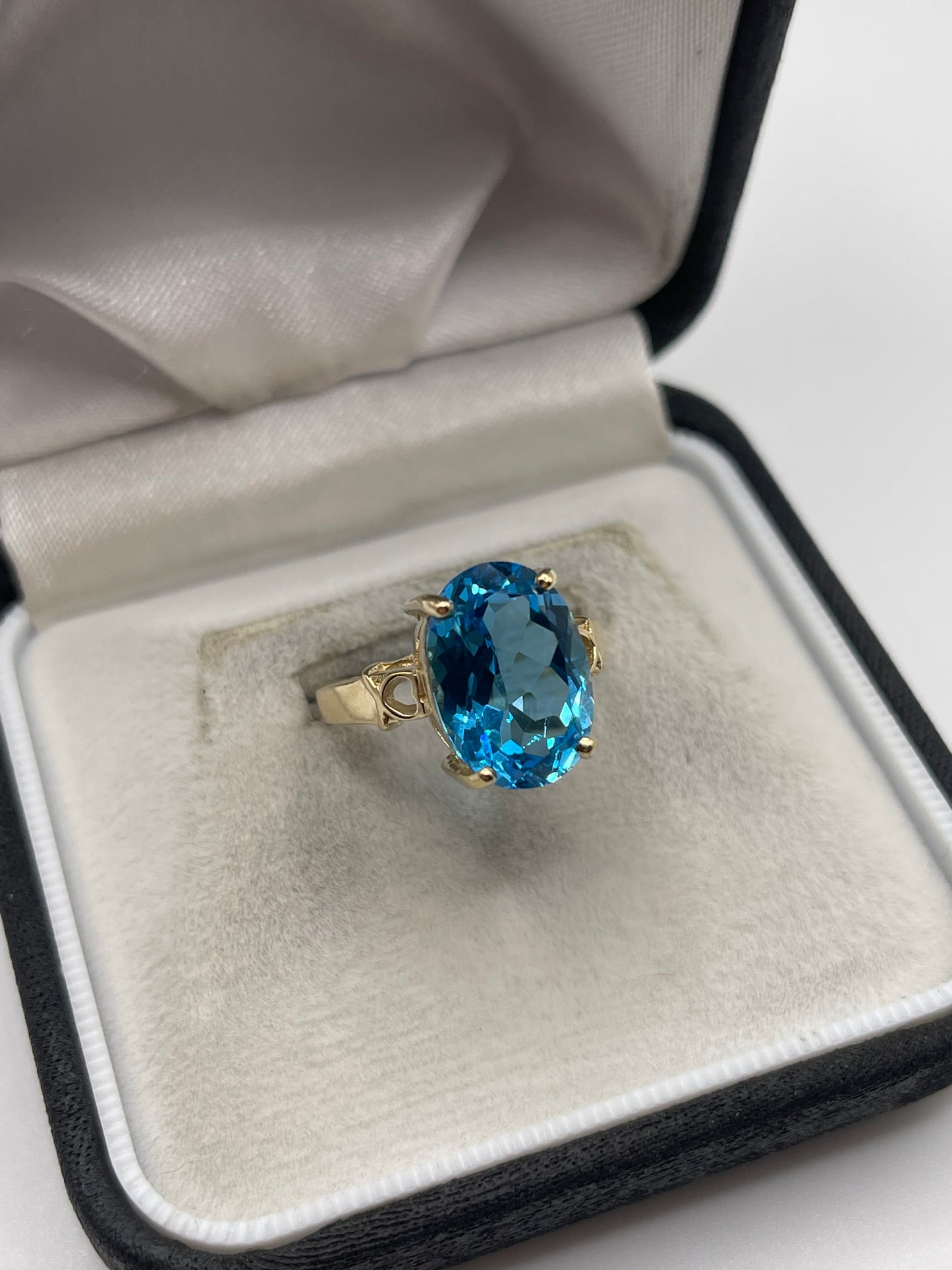 9ct gold blue topaz ring