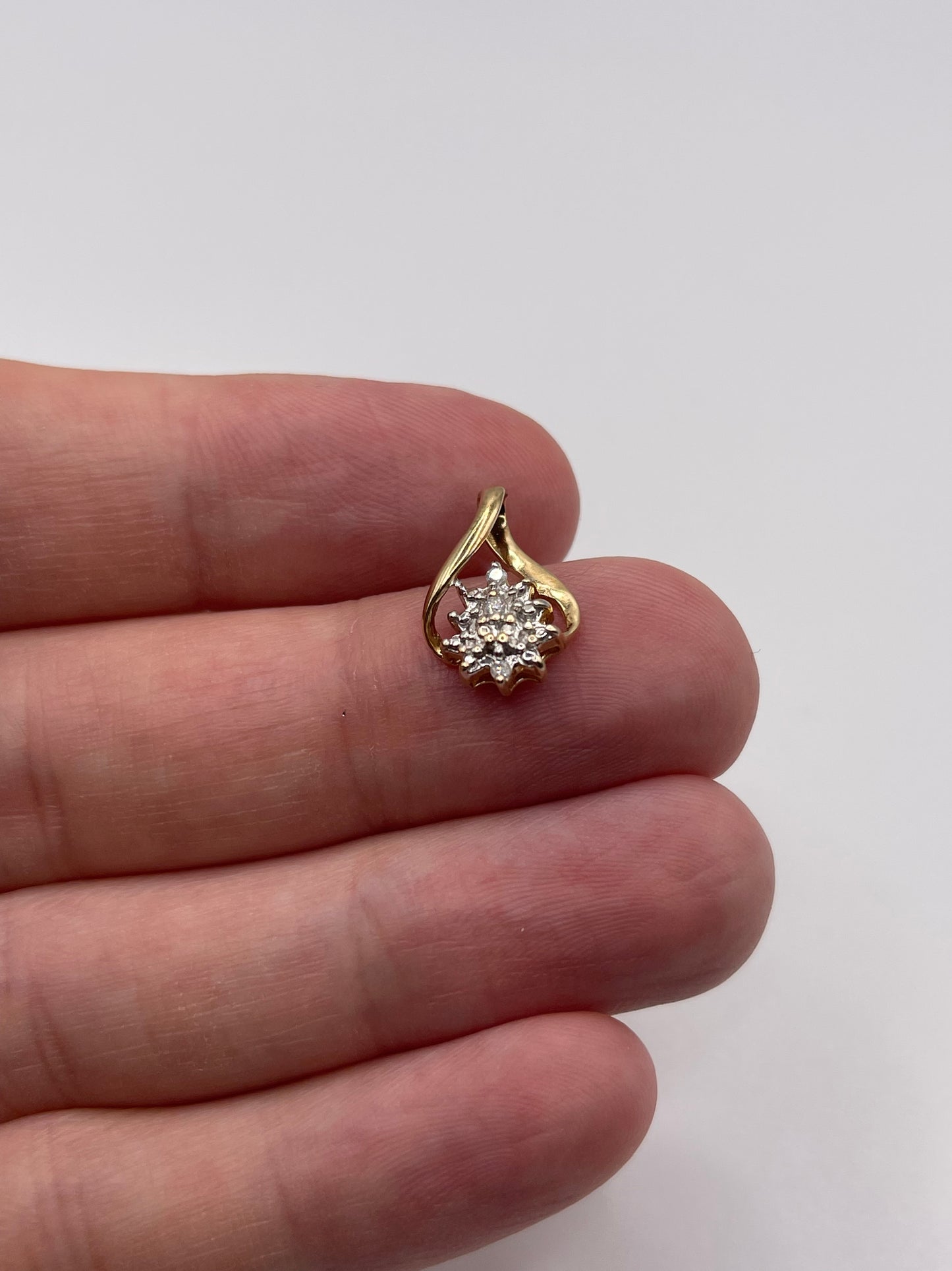 9ct gold diamond cluster pendant