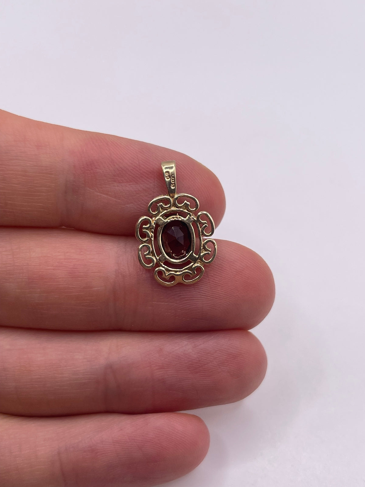 9ct gold garnet pendant