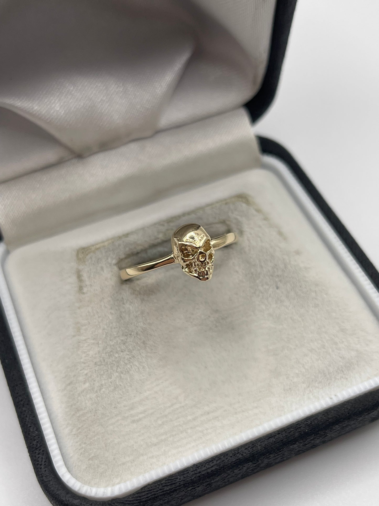 9ct gold skull ring