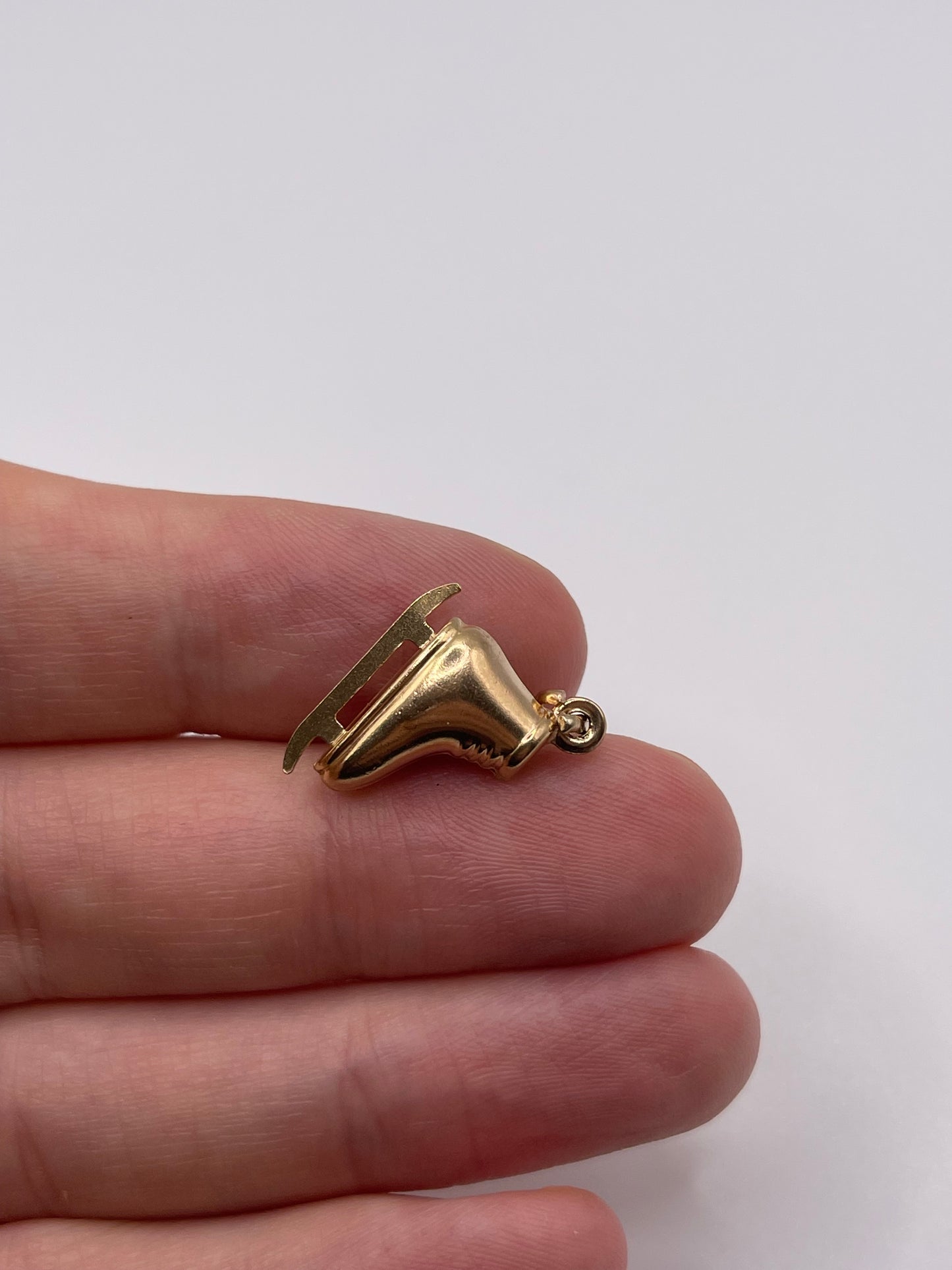 9ct gold ice skate charm