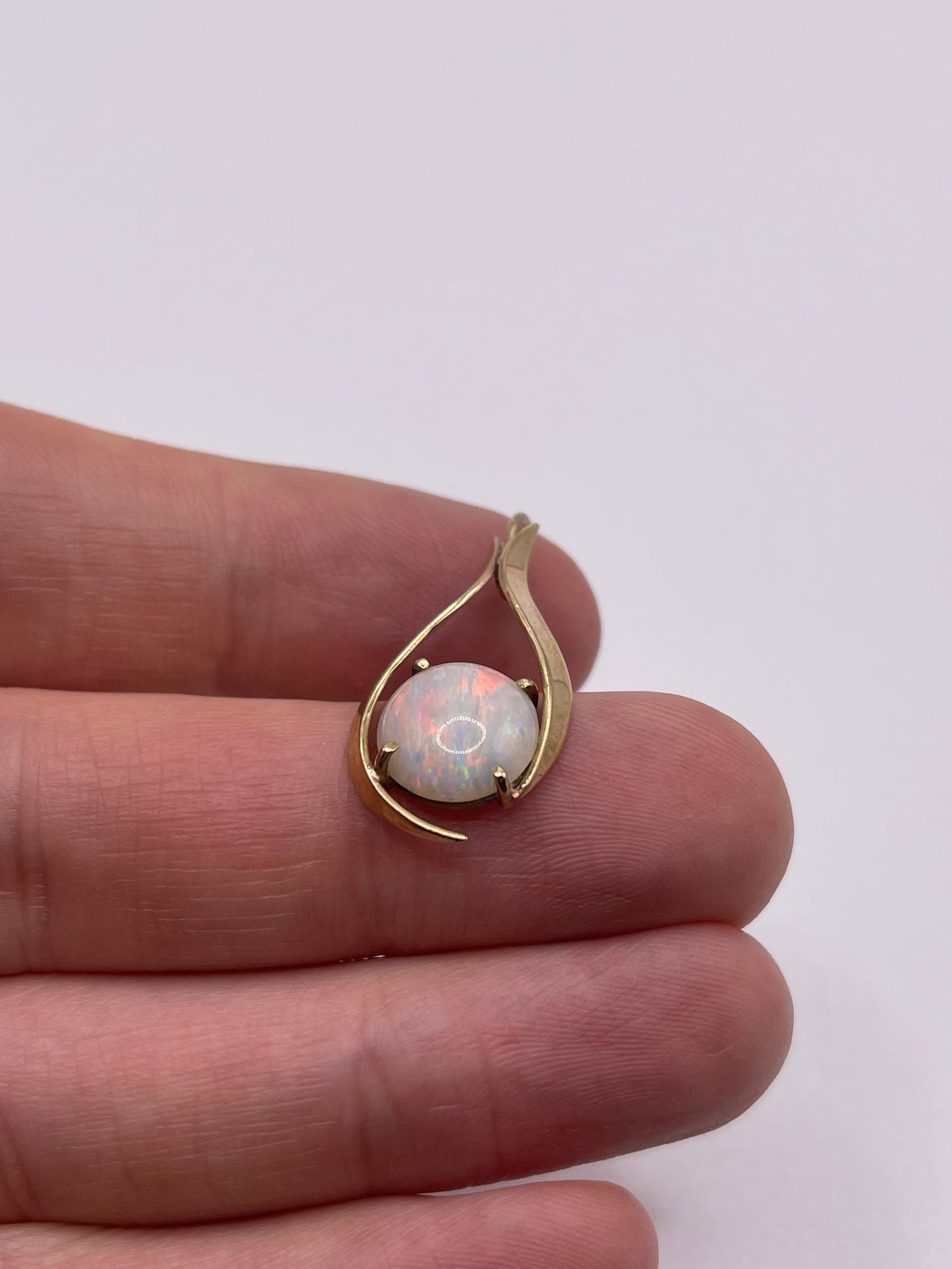 9ct gold opal pendant