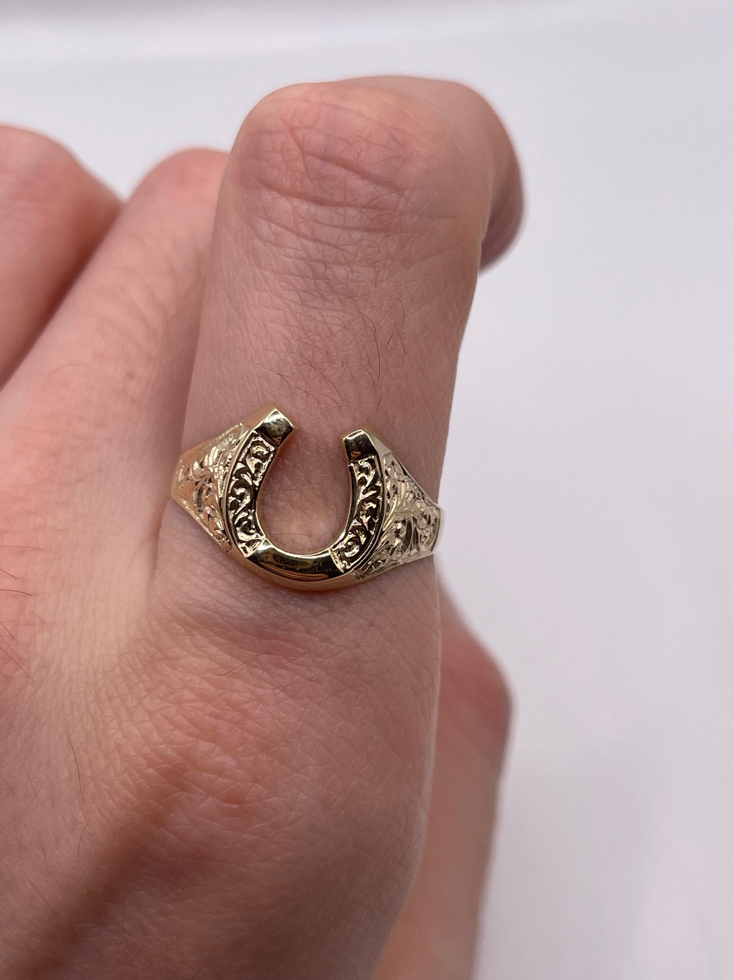 9ct gold horseshoe ring