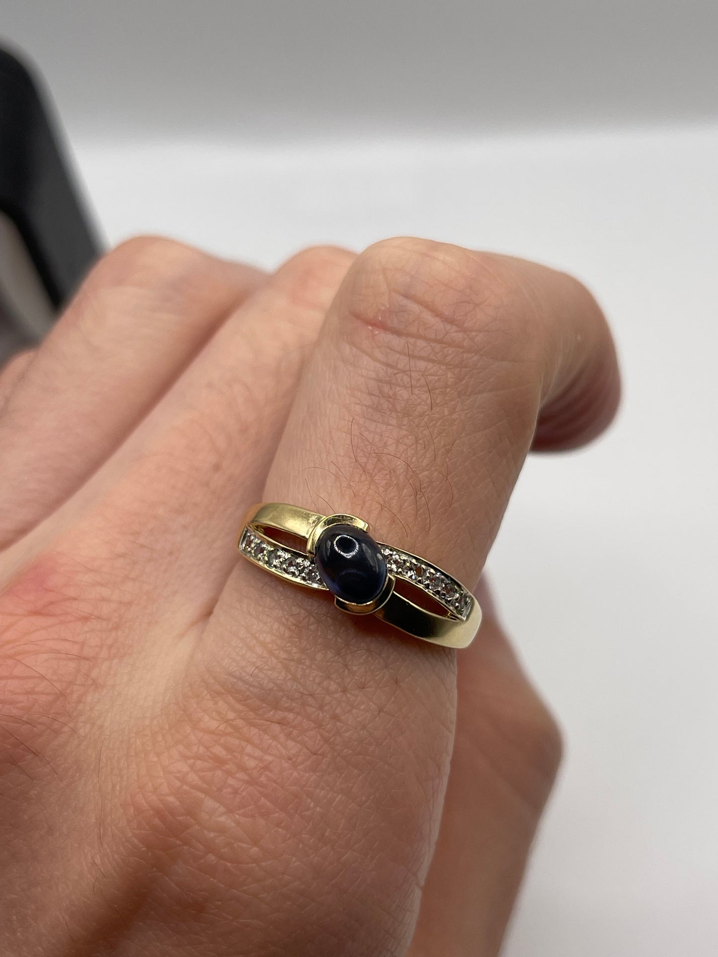 9ct gold cabochon sapphire and zircon ring