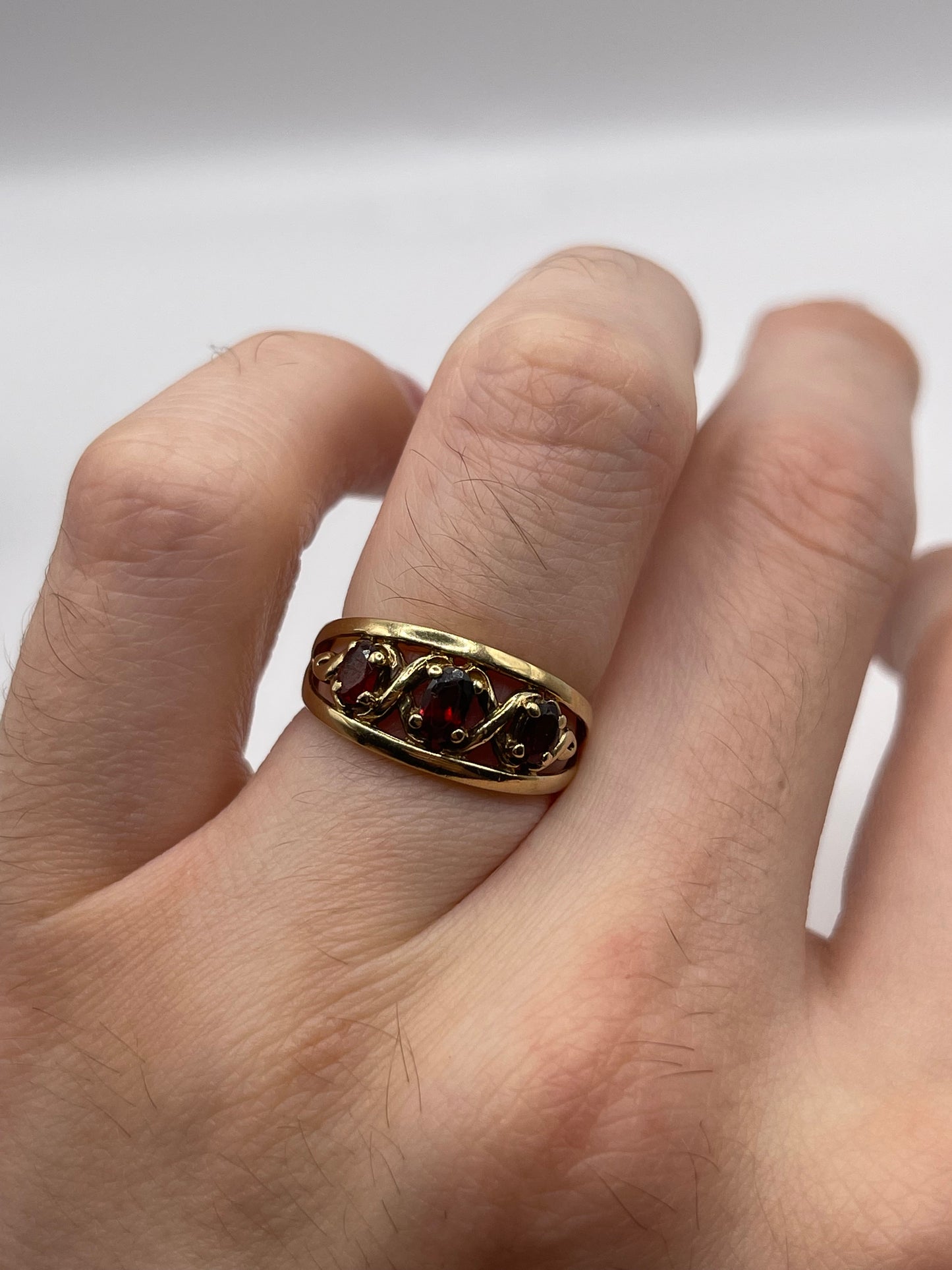 9ct gold garnet ring