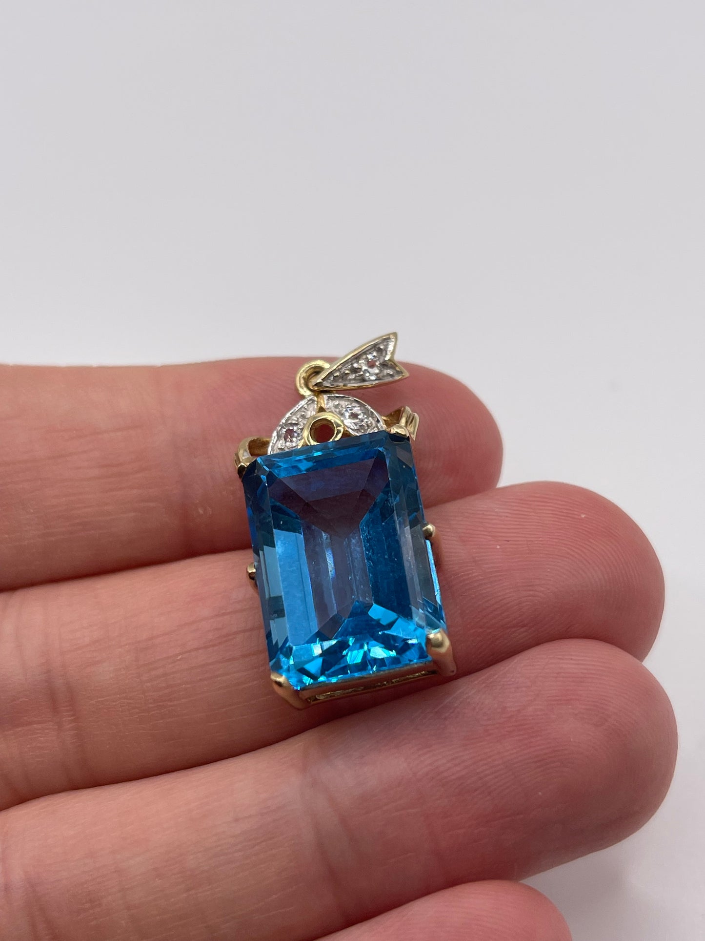 9ct gold topaz pendant