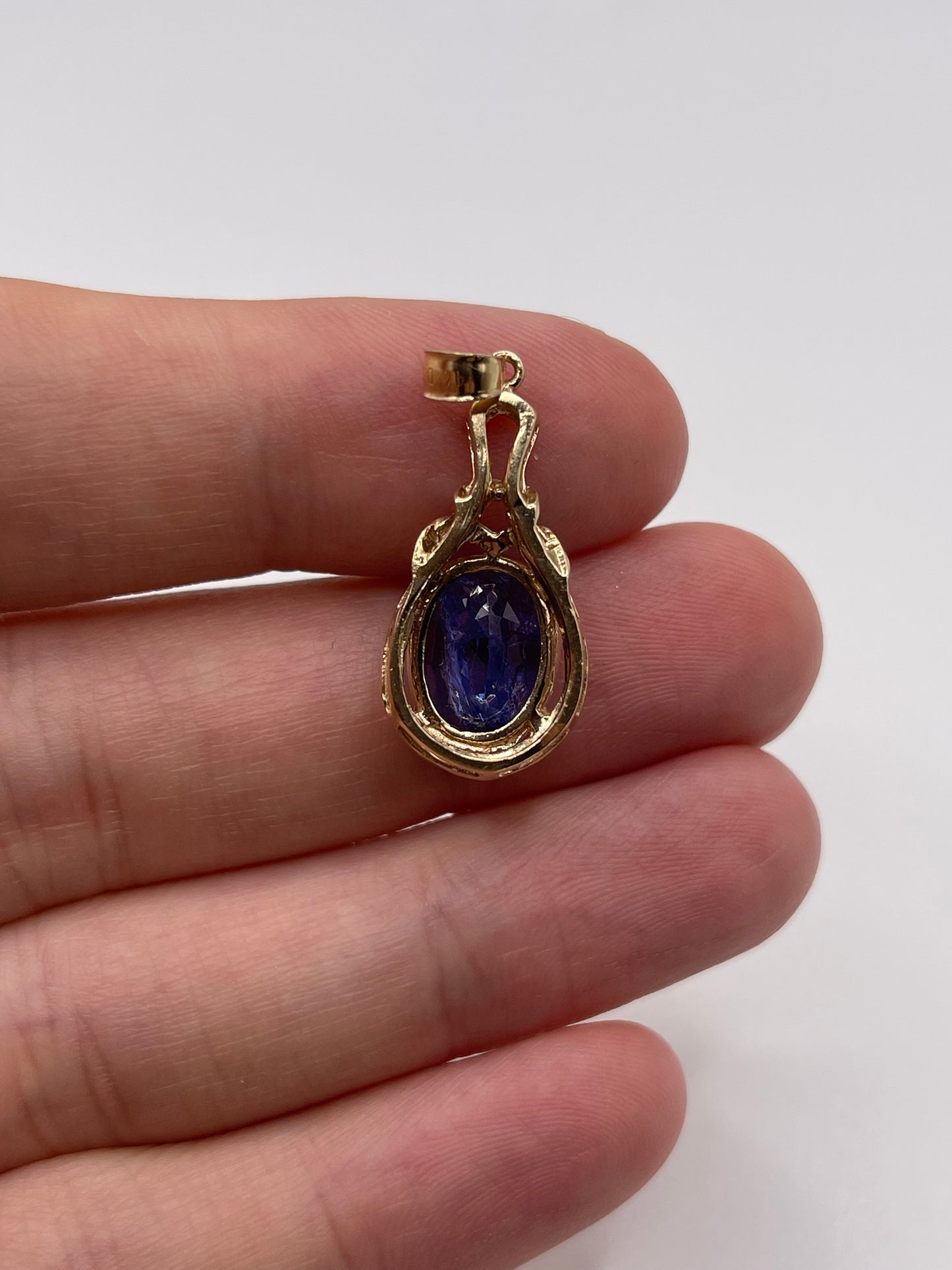14ct gold tanzanite pendant