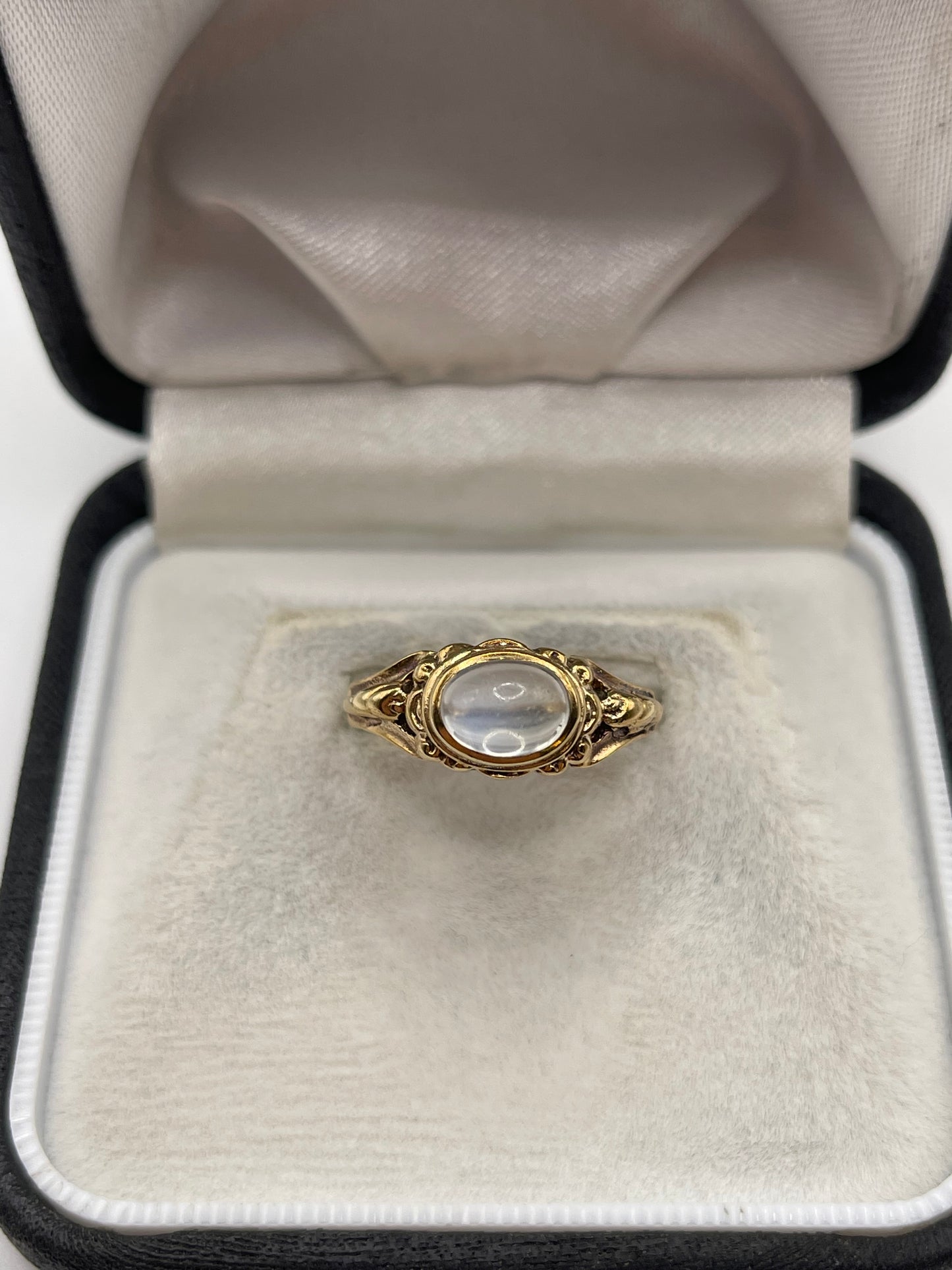 9ct gold moonstone ring