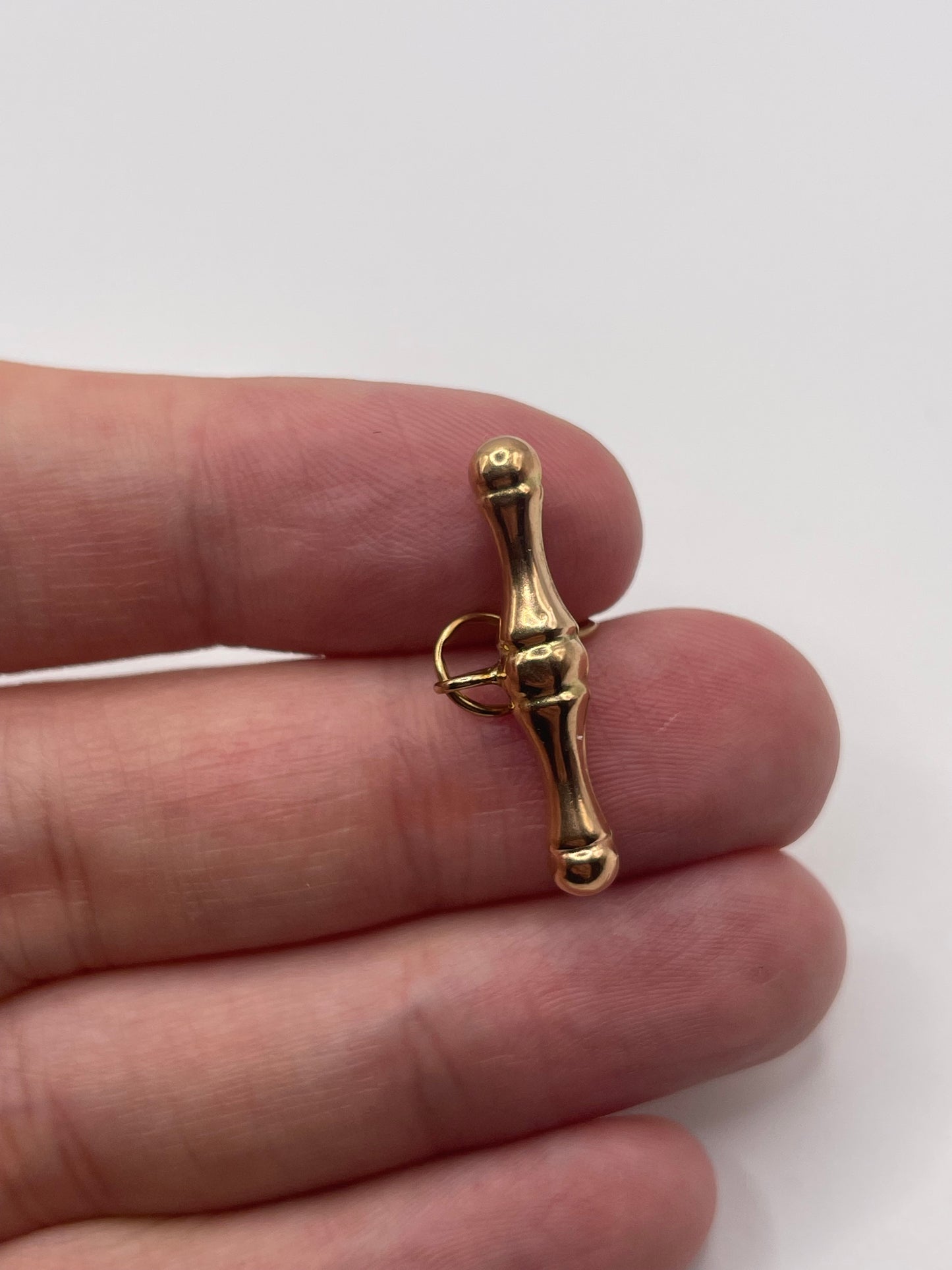 9ct gold T bar pendant