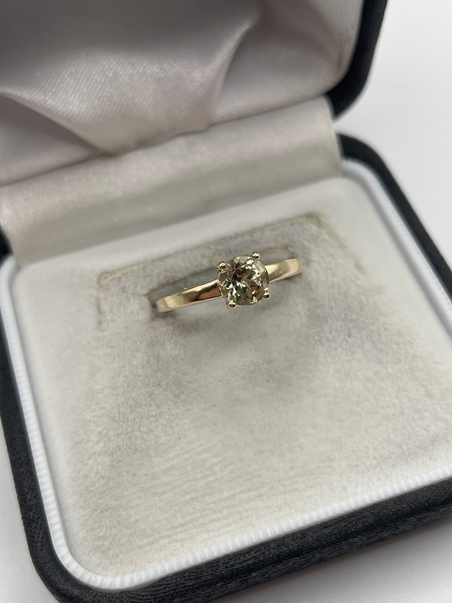 9ct gold quartz ring