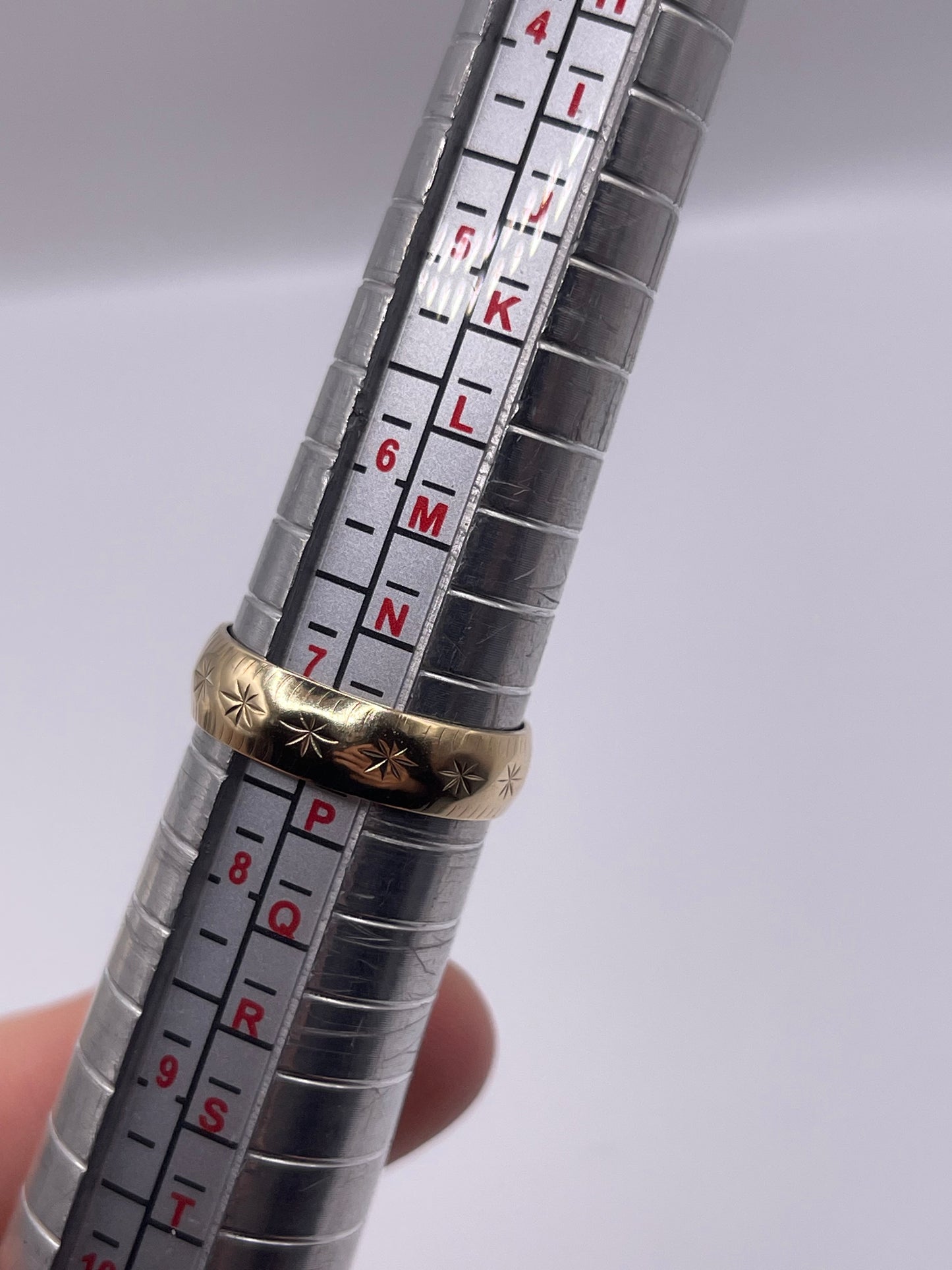 9ct gold patterned band