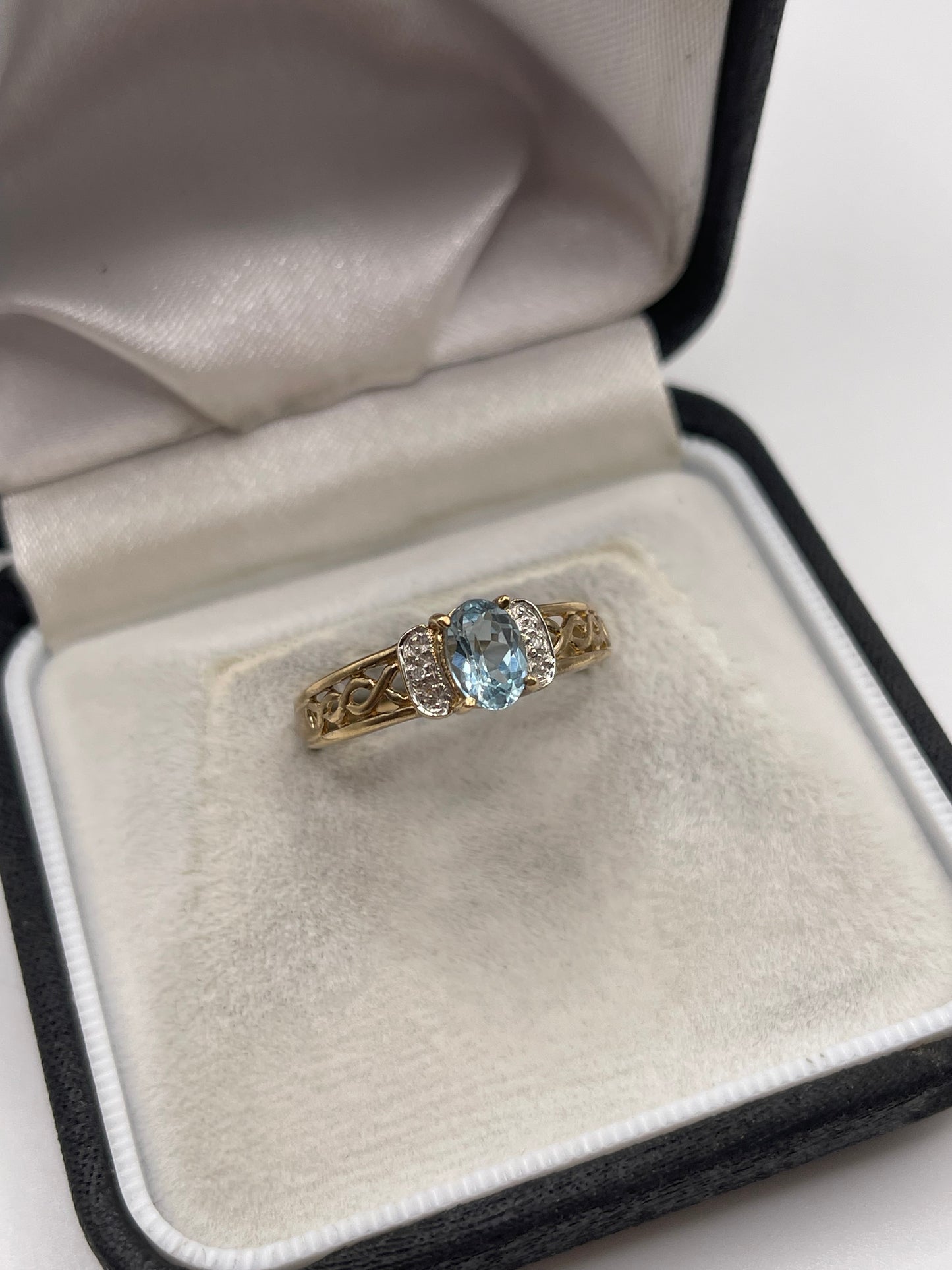 9ct gold topaz and diamond ring