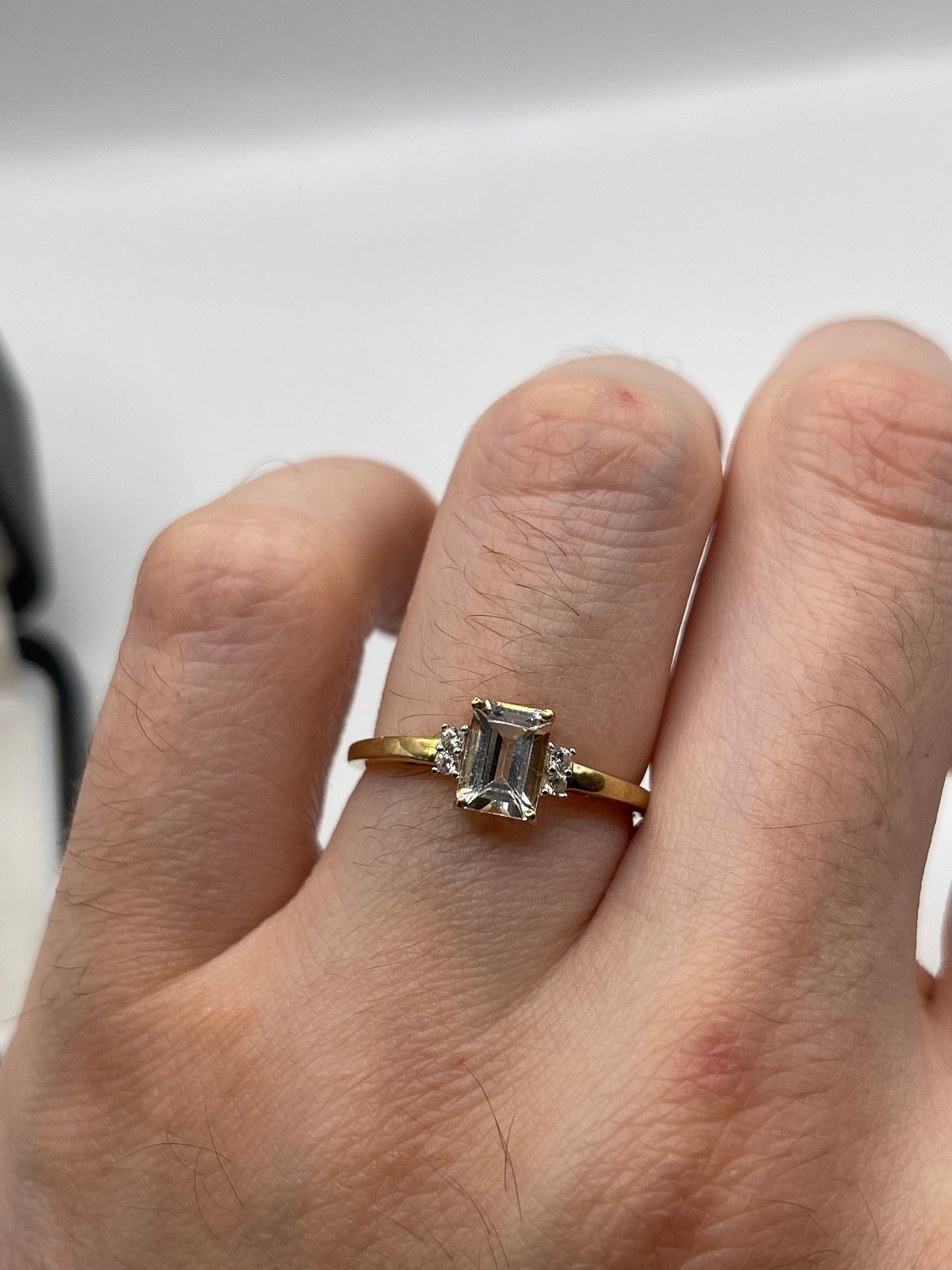 9ct gold zircon ring