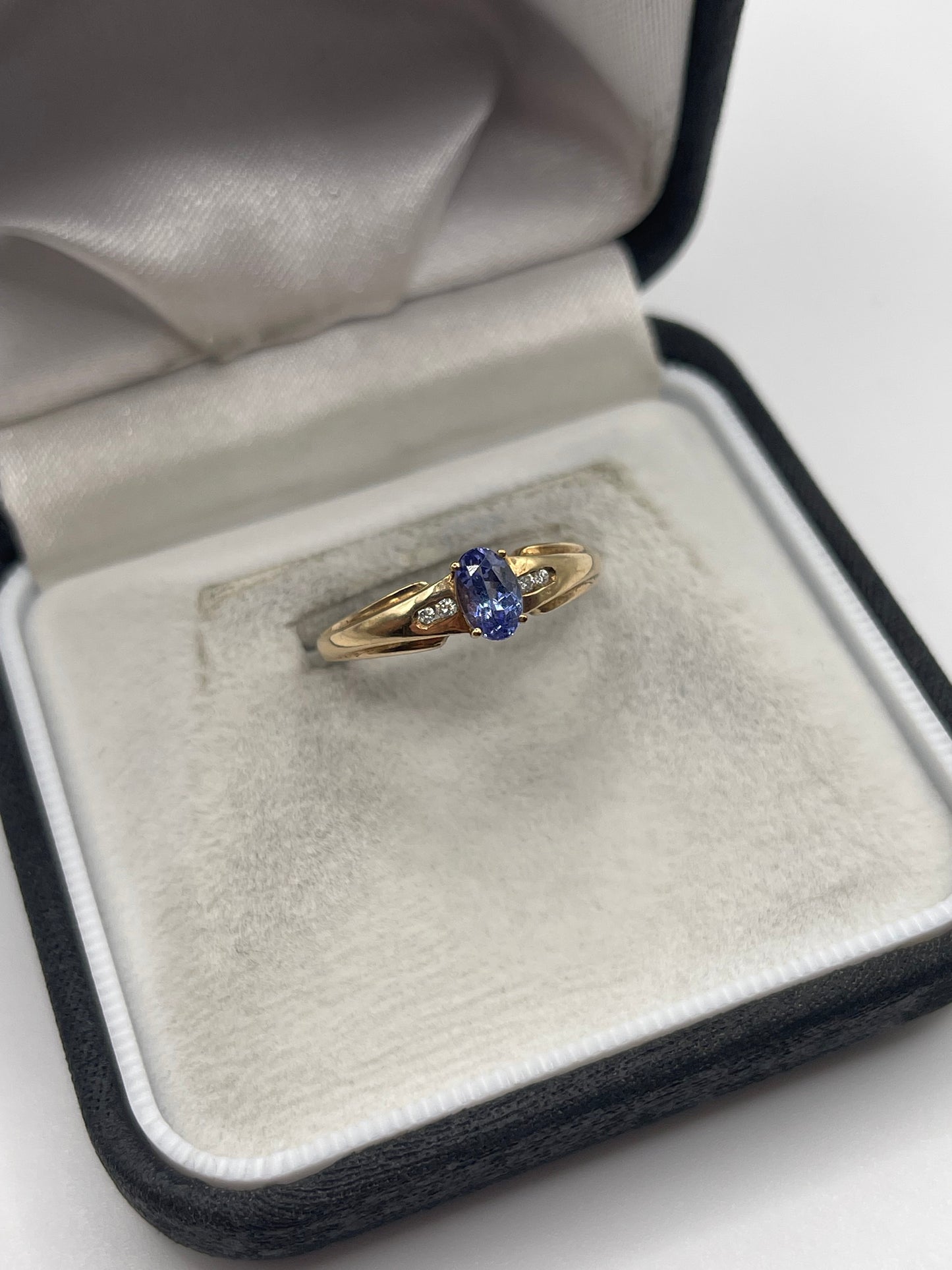 9ct gold tanzanite and diamond ring