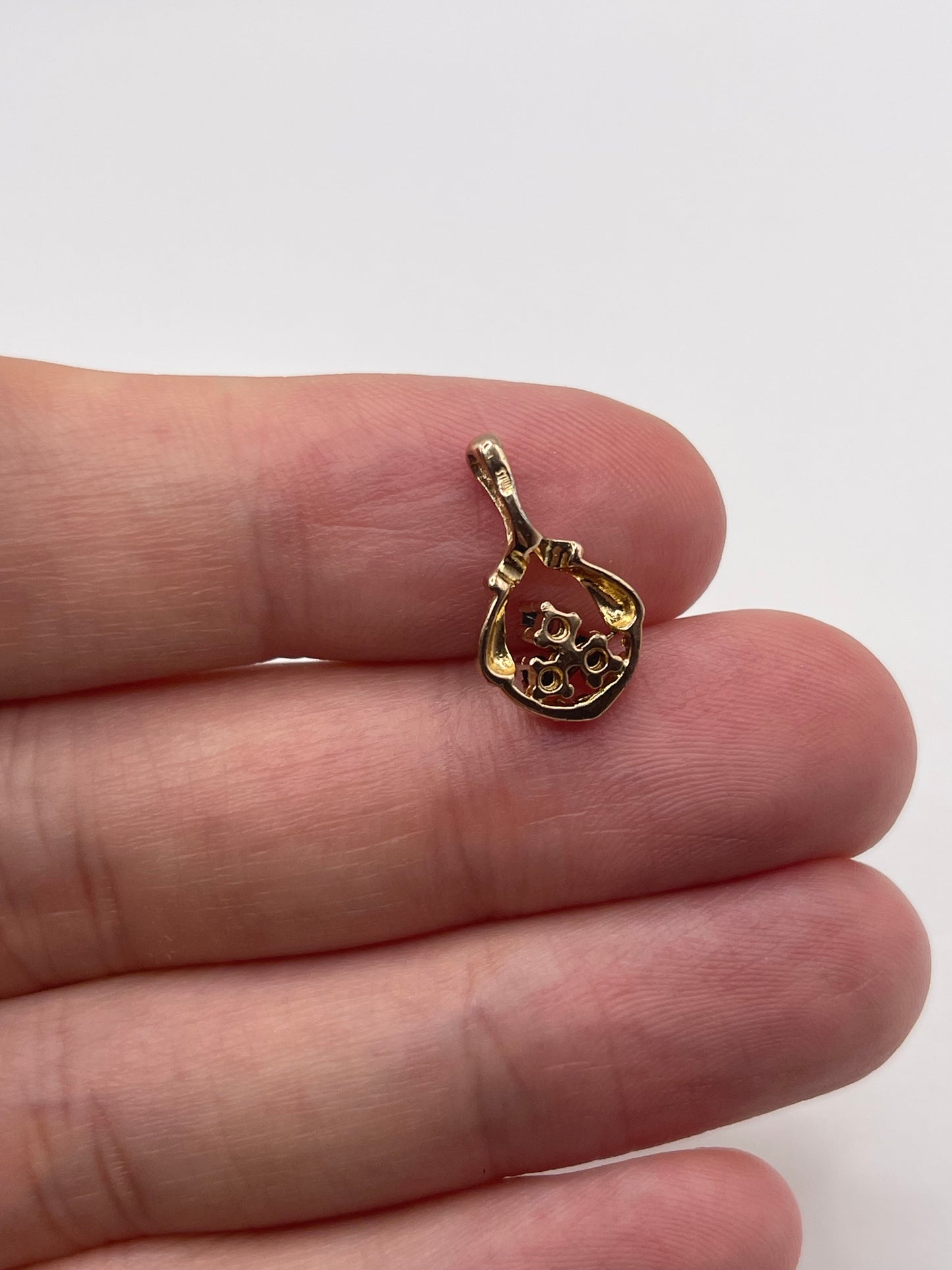 9ct gold sapphire pendant