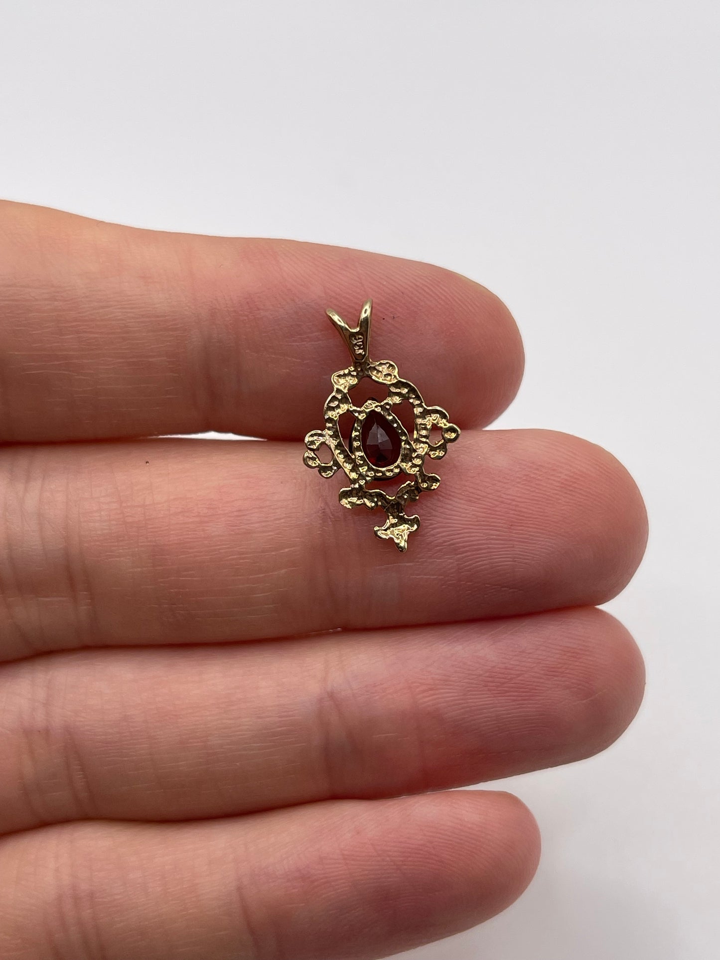 9ct gold garnet pendant