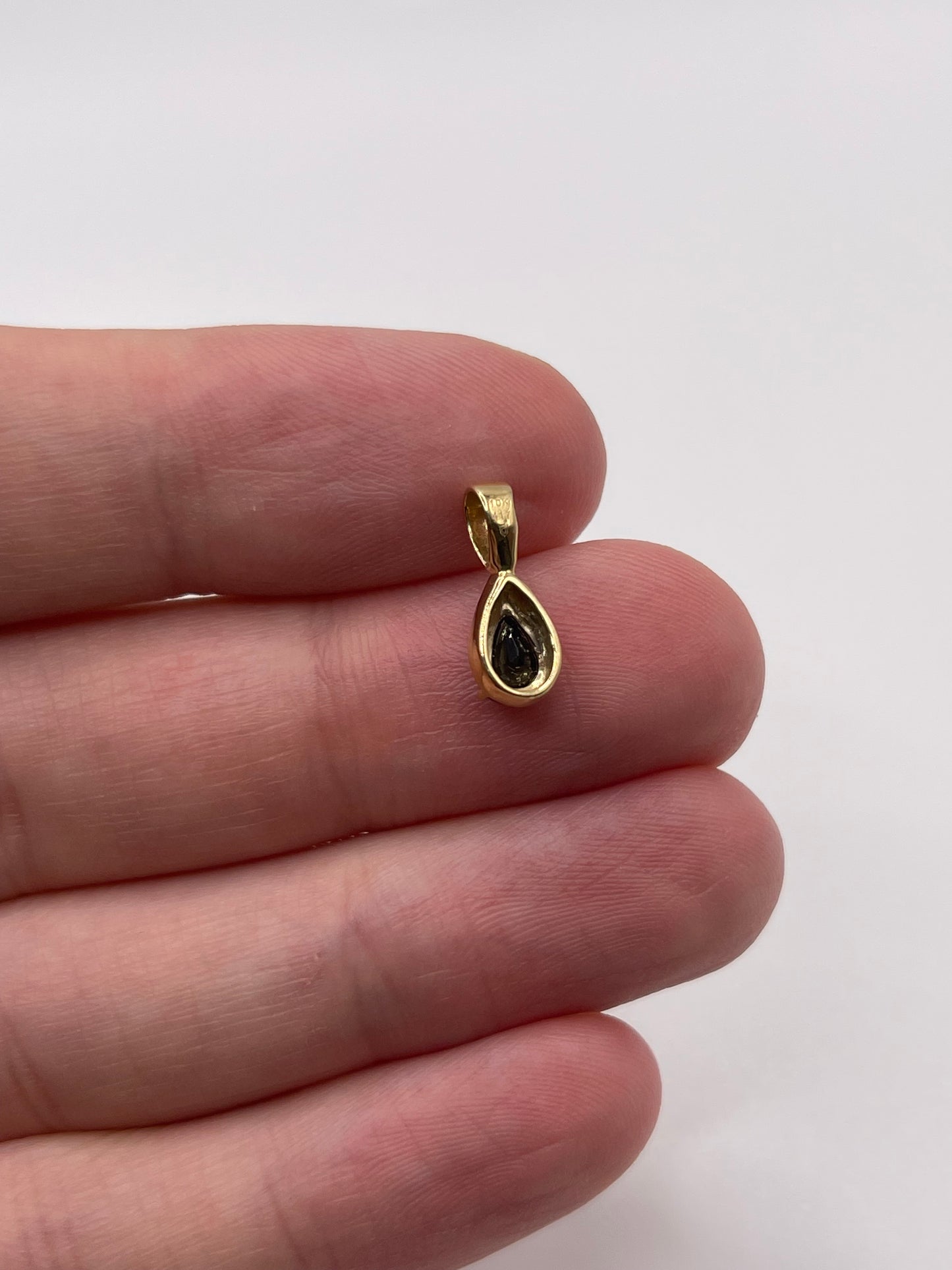 9ct gold sapphire and diamond pendant