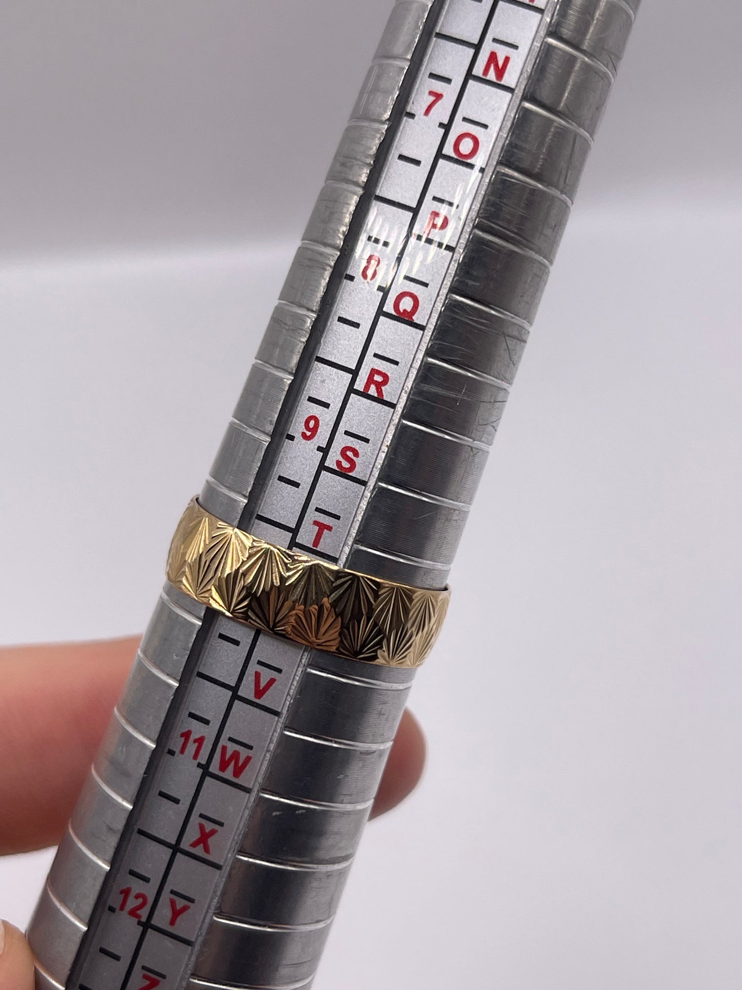 9ct gold patterned band