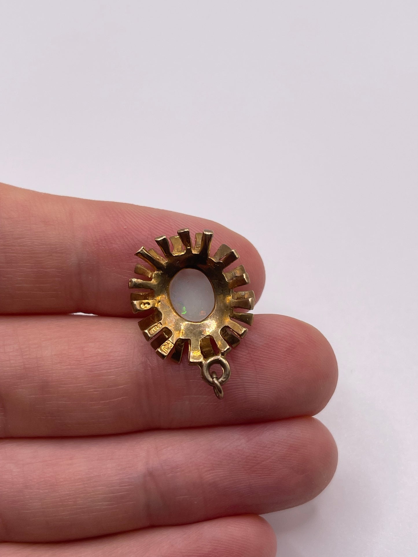 9ct gold opal pendant
