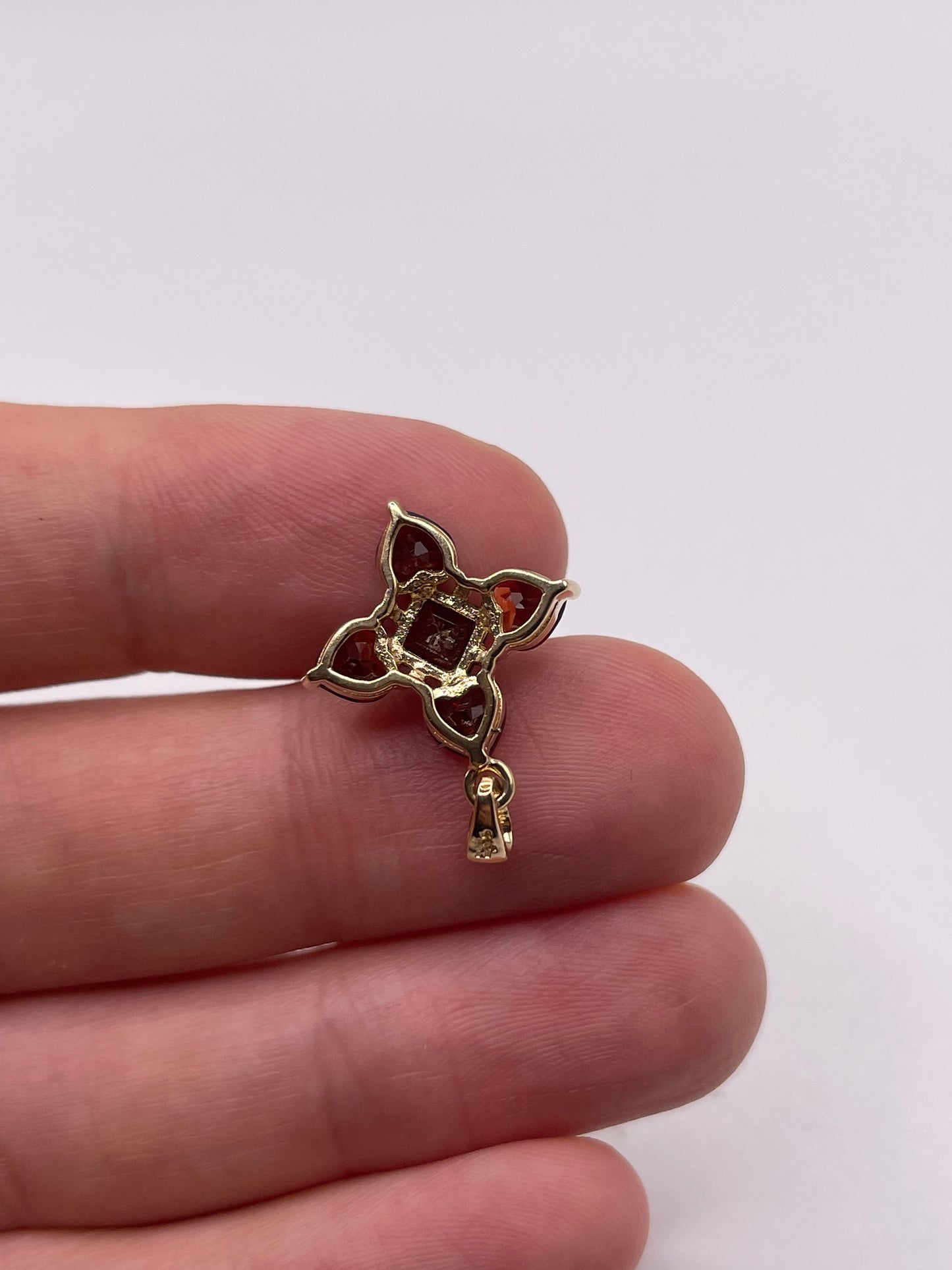 9ct gold garnet cluster pendant